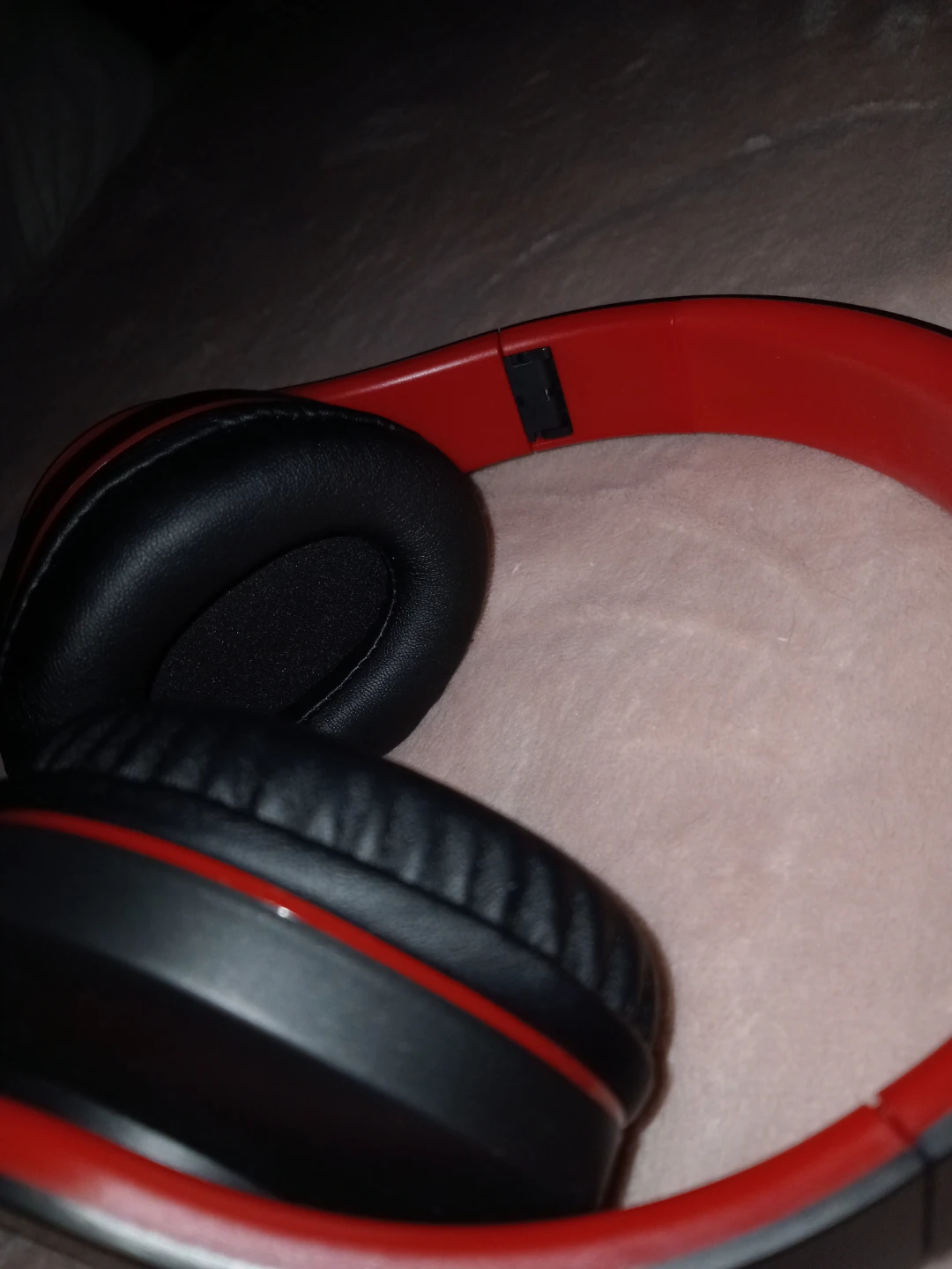 ZIHNIC Red and Black Over-Ear Headphones with Case