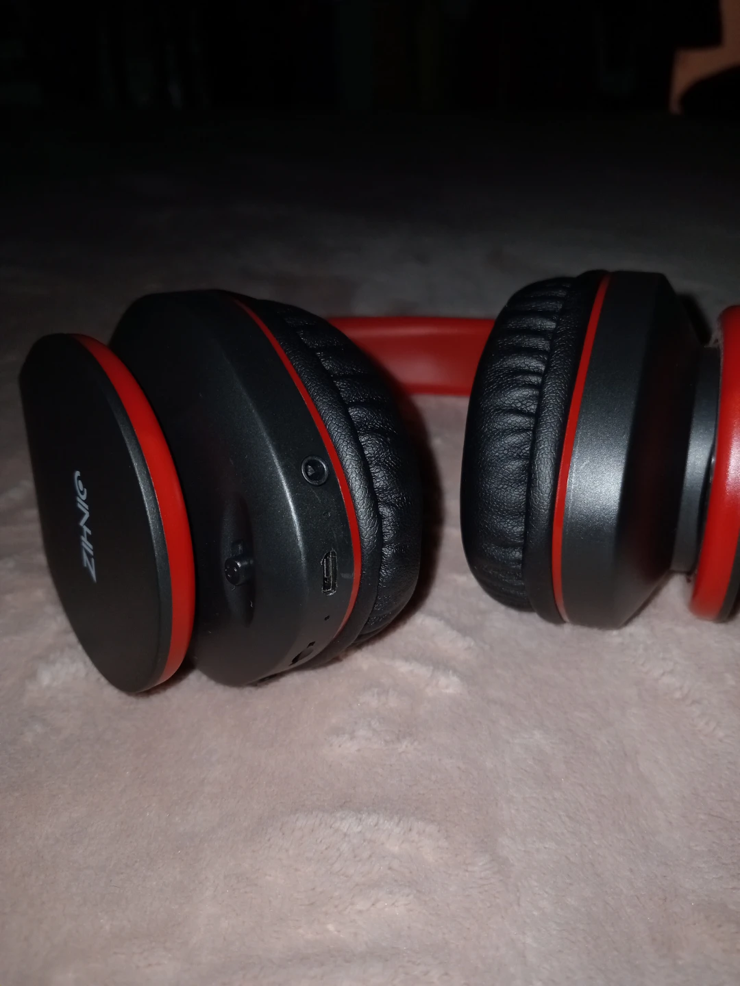 ZIHNIC Red and Black Over-Ear Headphones with Case - photo 2