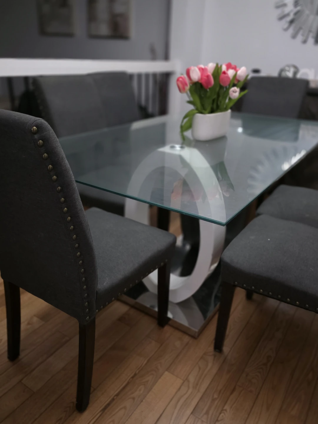 A glass dinning table with 6 chairs for sale. - photo 2