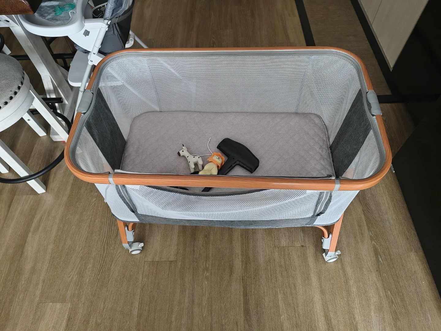Baby Bassinet with Mobile - photo 3