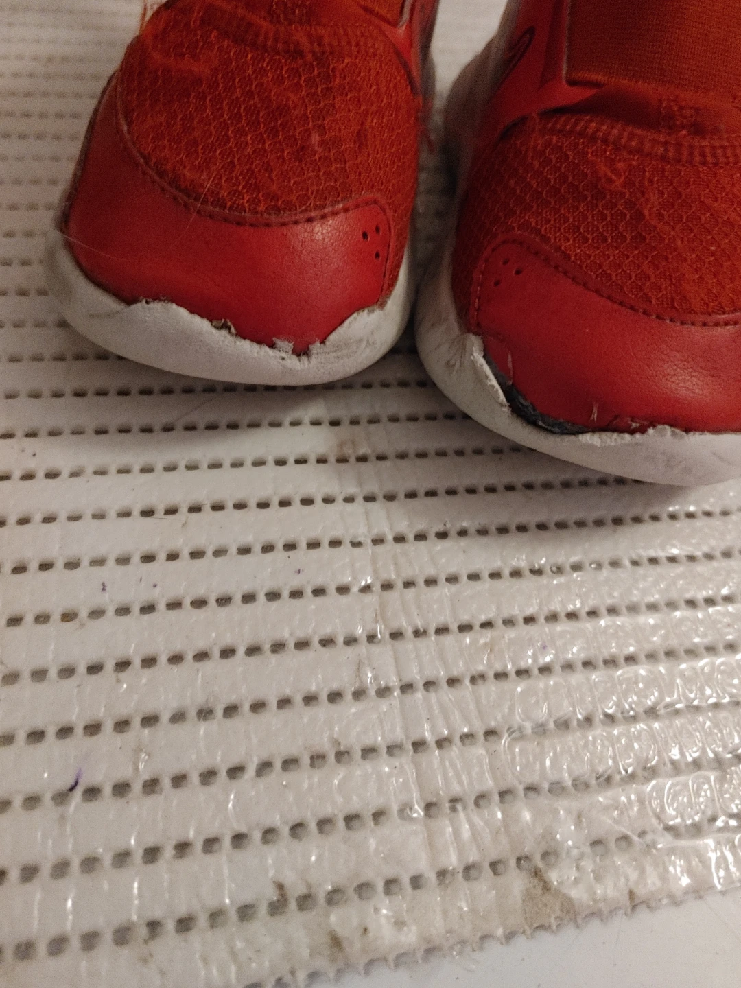 Nike Toddler Red Slip-On Shoes size 6.5 - photo 3