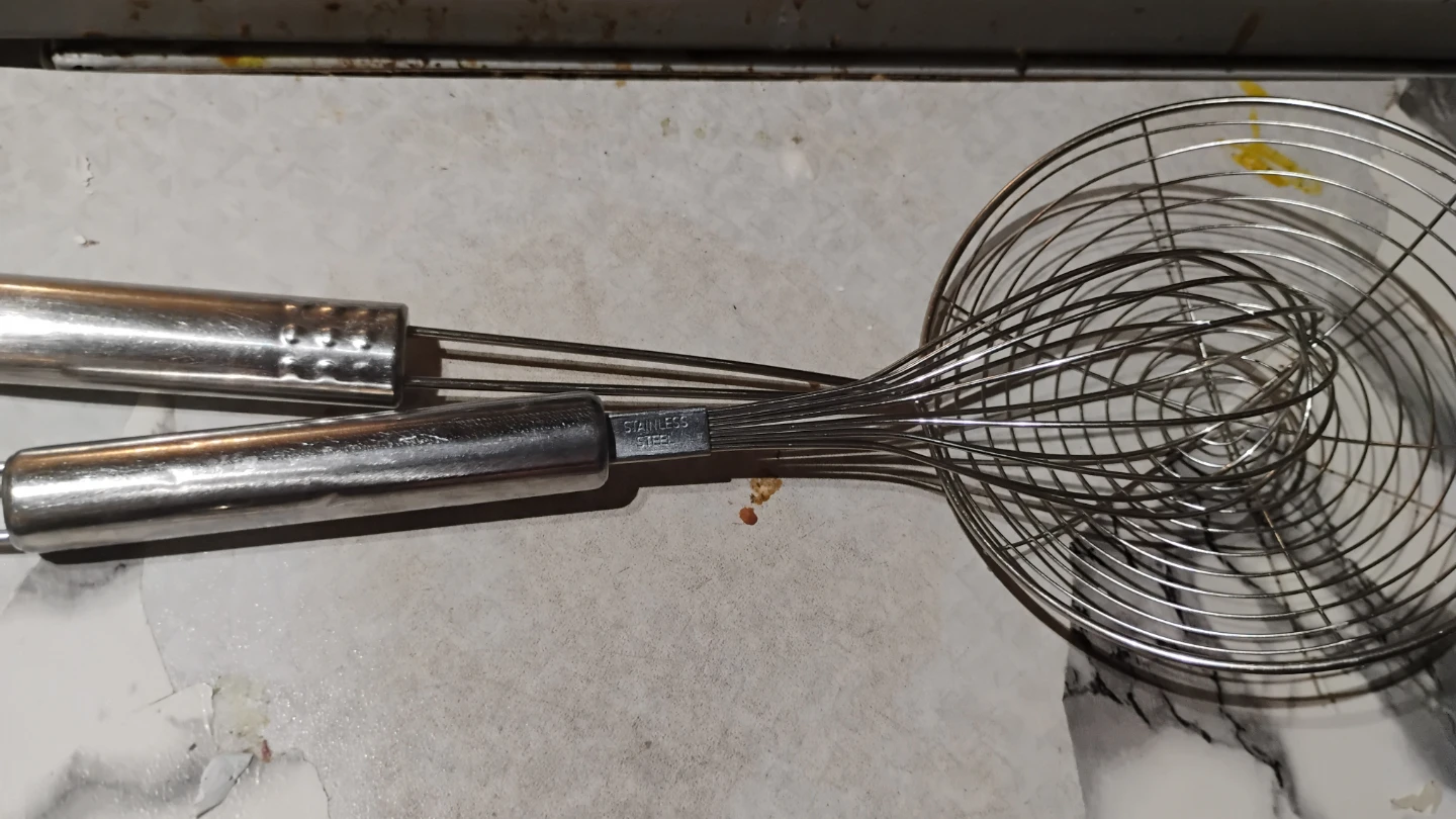 Kitchen Utensils Set - Strainer, Ice Cream Scoop, Tongs, Whisk - photo 3