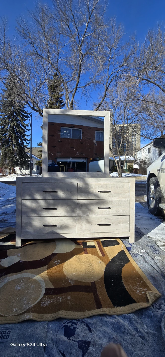 Light Grey Distressed Wood Bedroom Set w/ Dresser Mirror