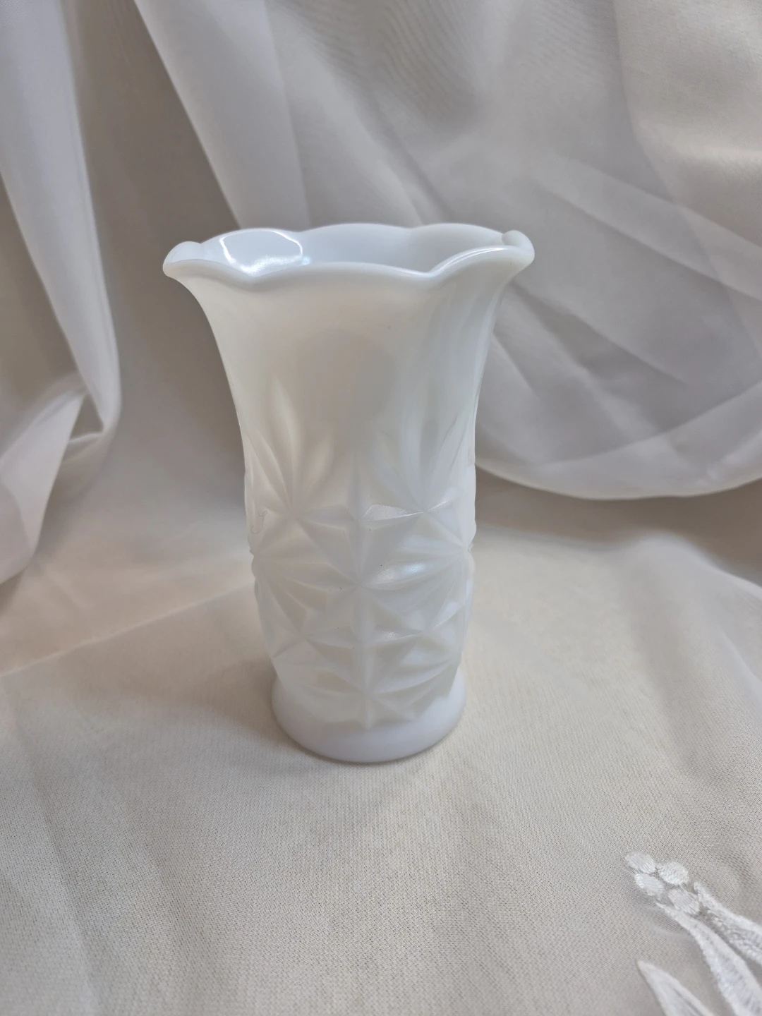 Beautiful Vintage Hazel Atlas White Milk Glass Vase - photo 2