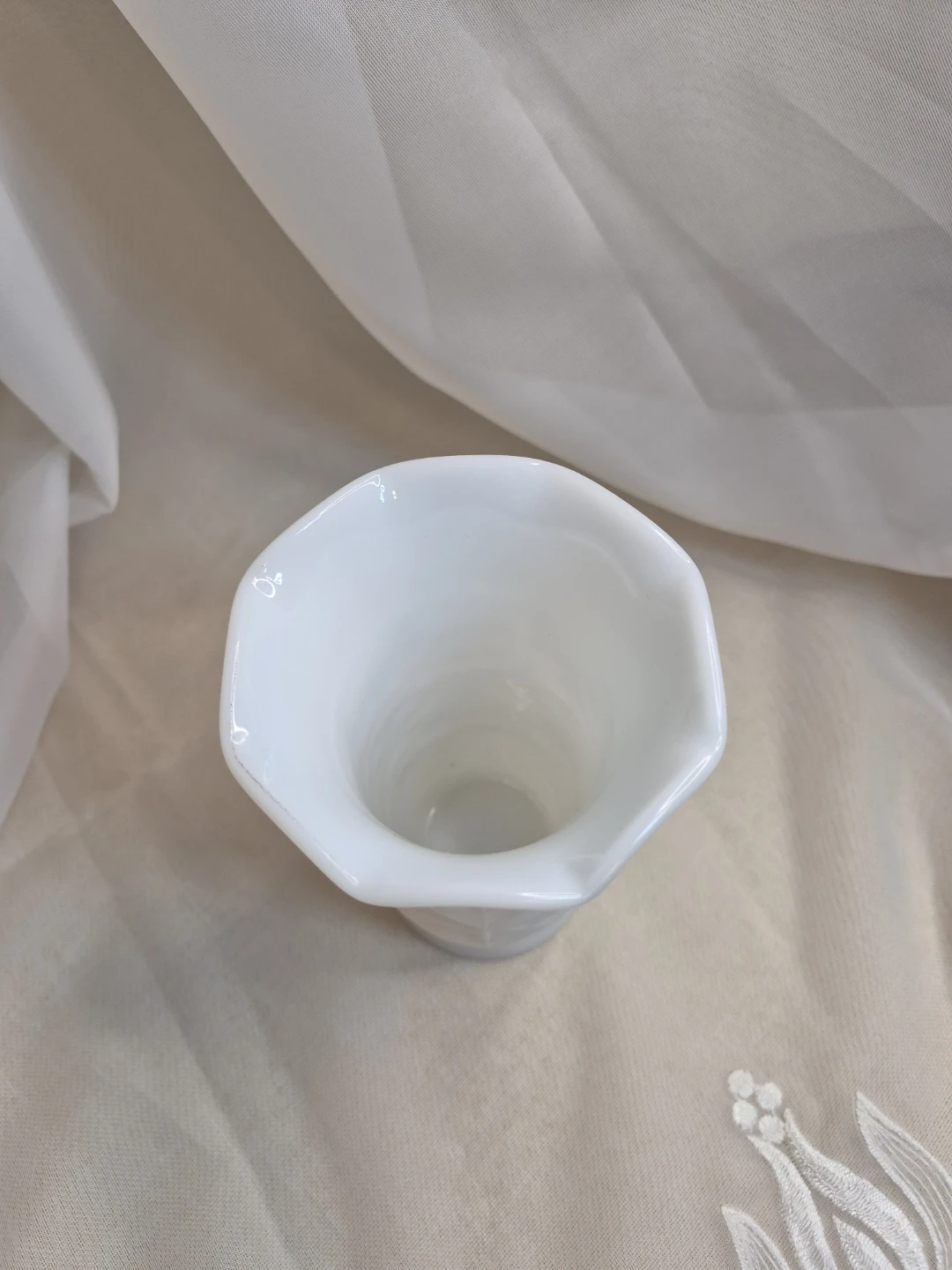 Beautiful Vintage Hazel Atlas White Milk Glass Vase - photo 4