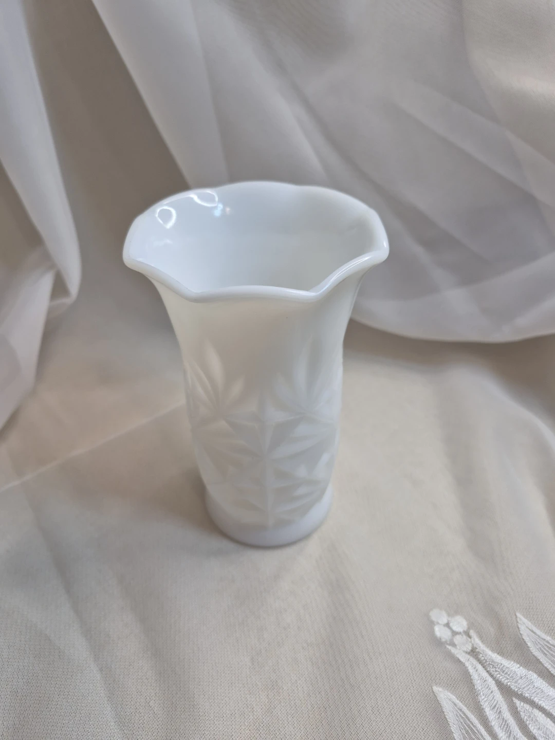 Beautiful Vintage Hazel Atlas White Milk Glass Vase - photo 5