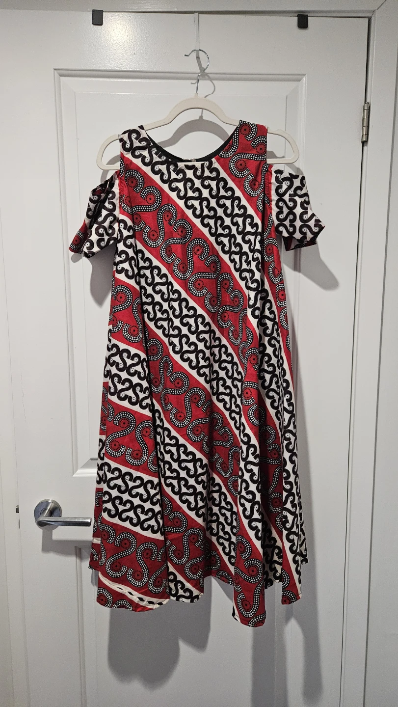 NEW Beautiful print Cold Shoulder Dress, Size 12 M - L