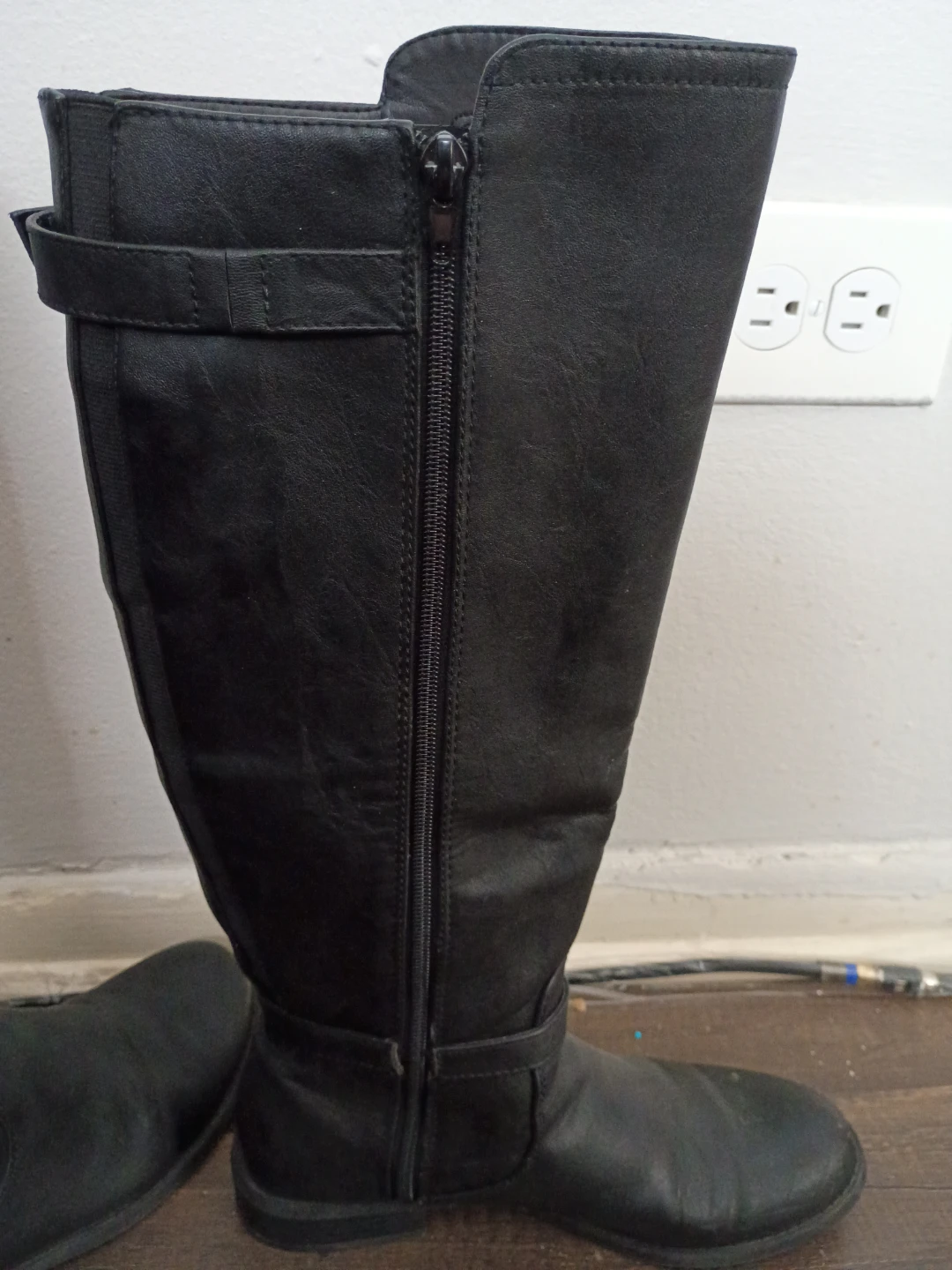 G by Guess Black Knee-High Boots with Buckle Detail size 8 - photo 4