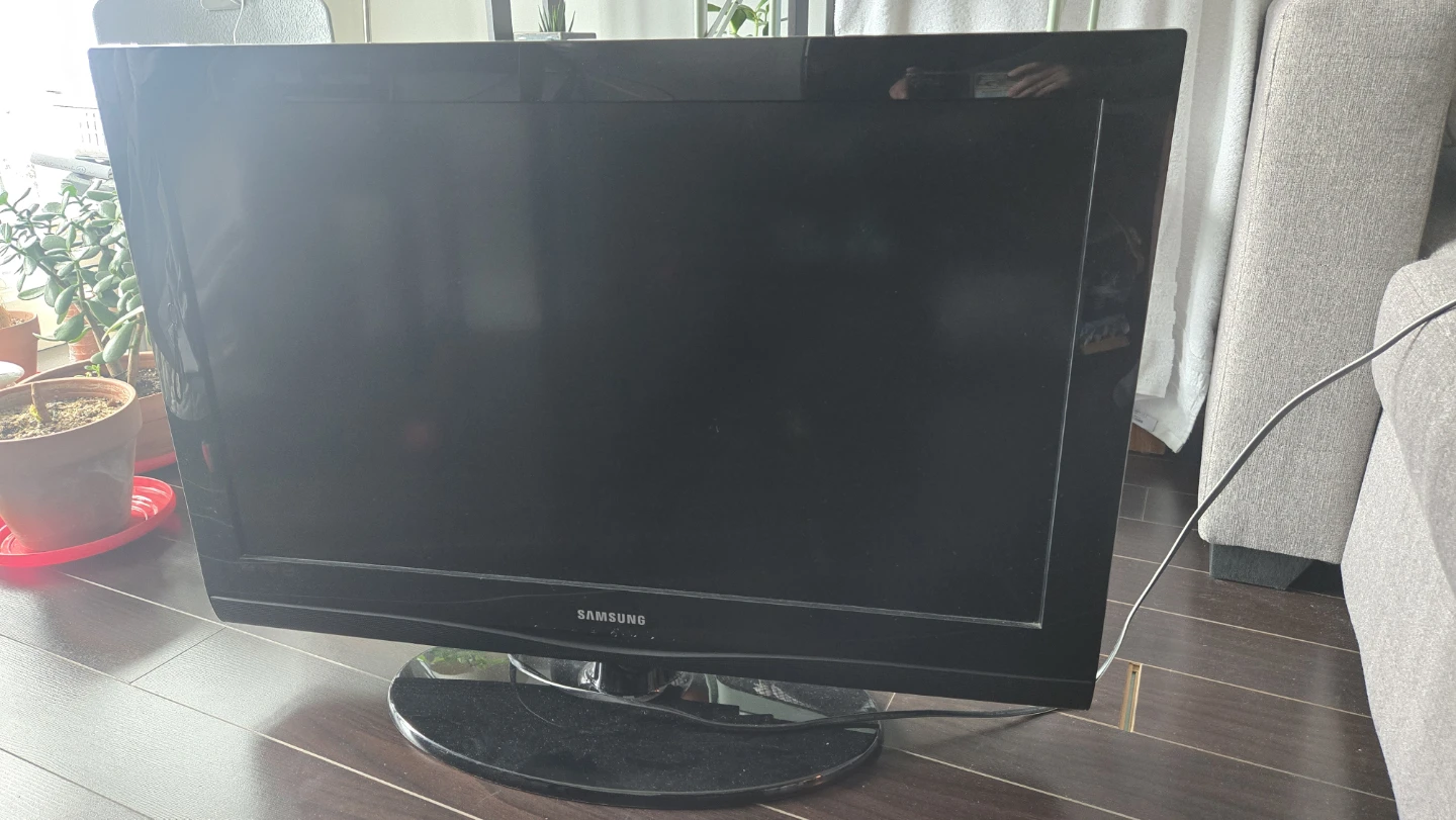 TV Samsung 32" LCD TV LN32C350D1D