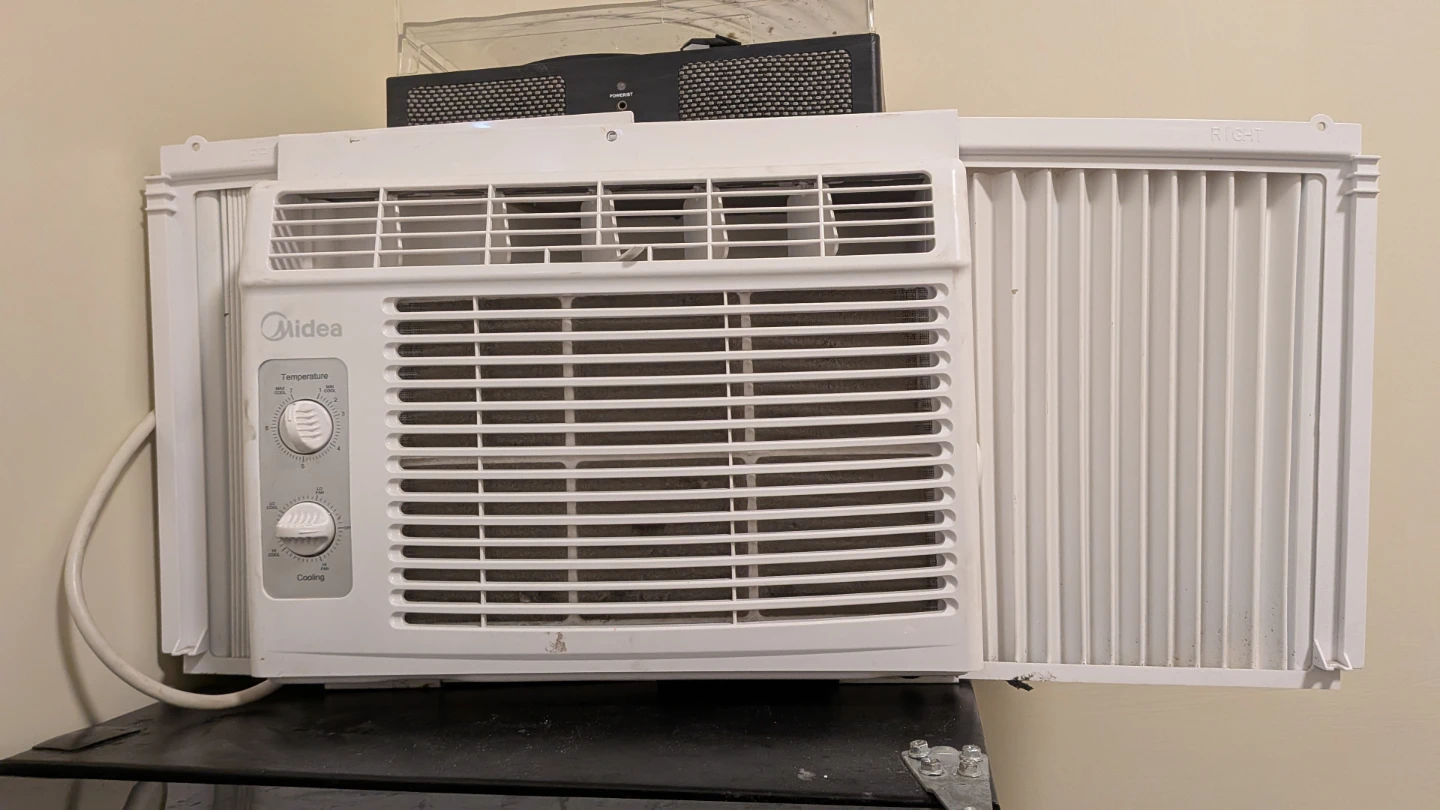 Midea Window Air Conditioner - photo 2