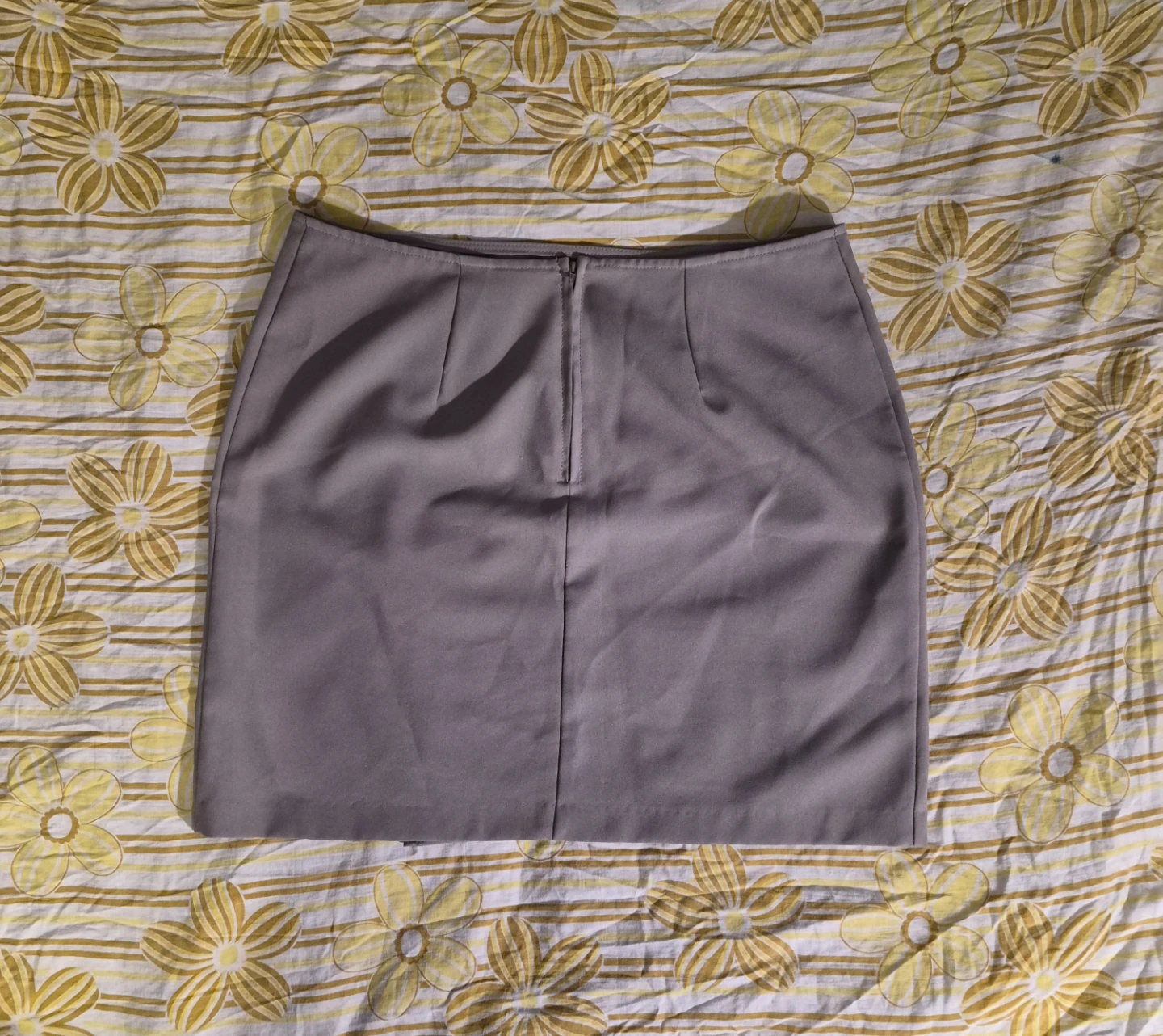 Mini beige skirt with slit detail - photo 2