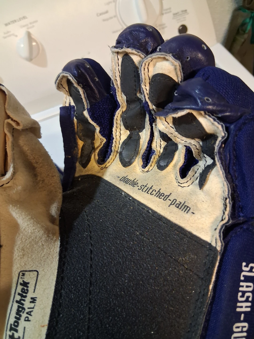 Winnwell pro stock 4000r hockey gloves - photo 3