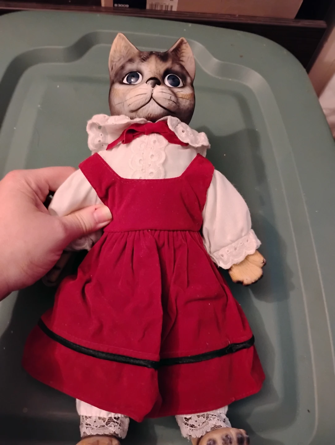 VINTAGE! VICTORIA ASHLEA PORCELAIN CAT MUSICAL DOLL