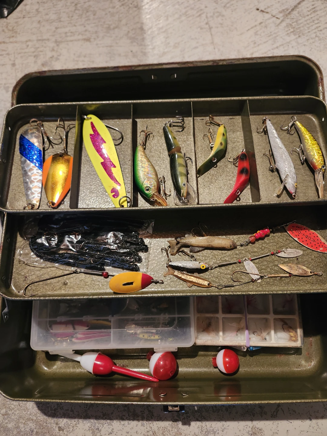 Fishing tackle box