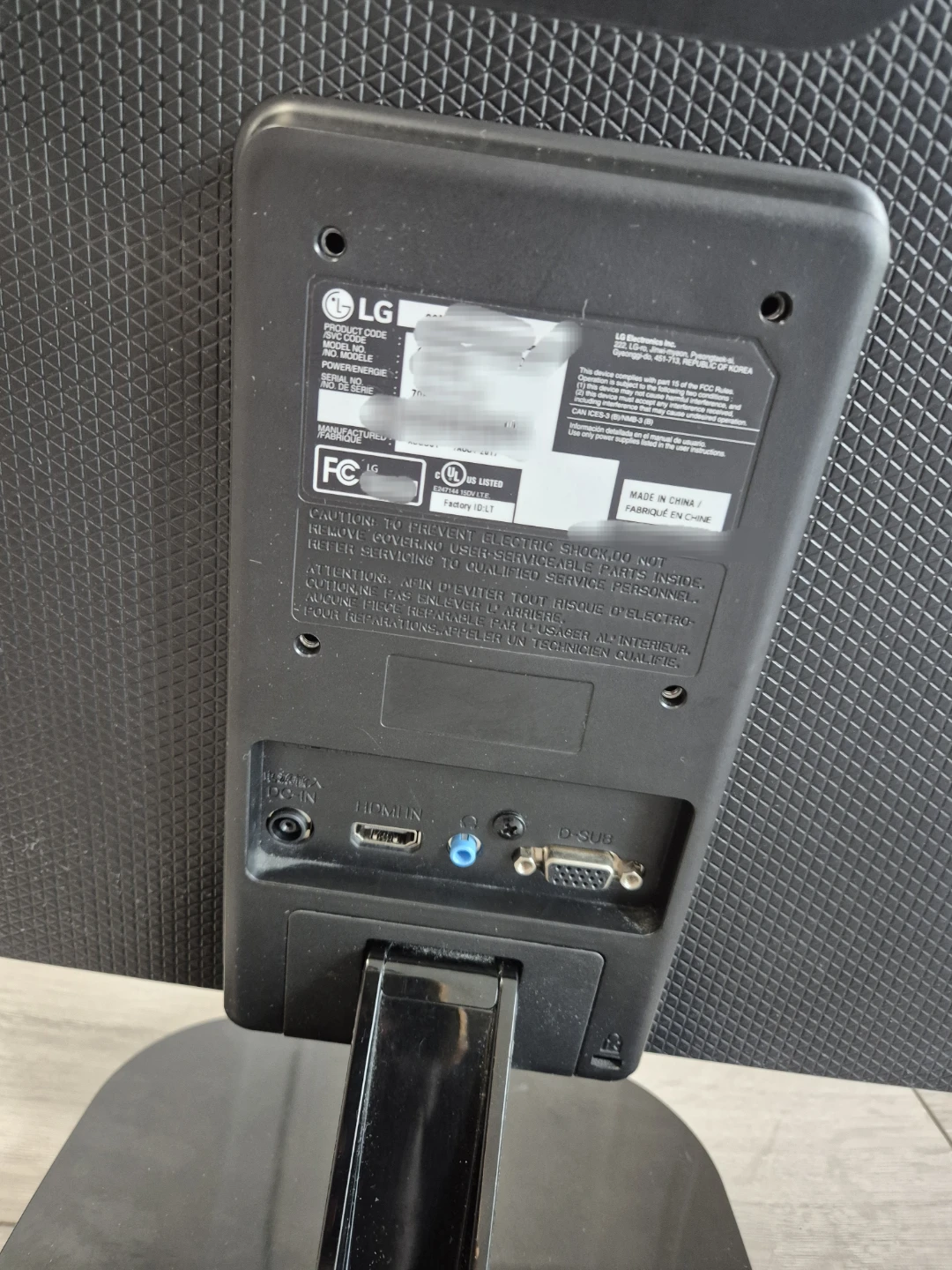 20 inch - LG IPS LED Monitor with Power Cable - photo 2