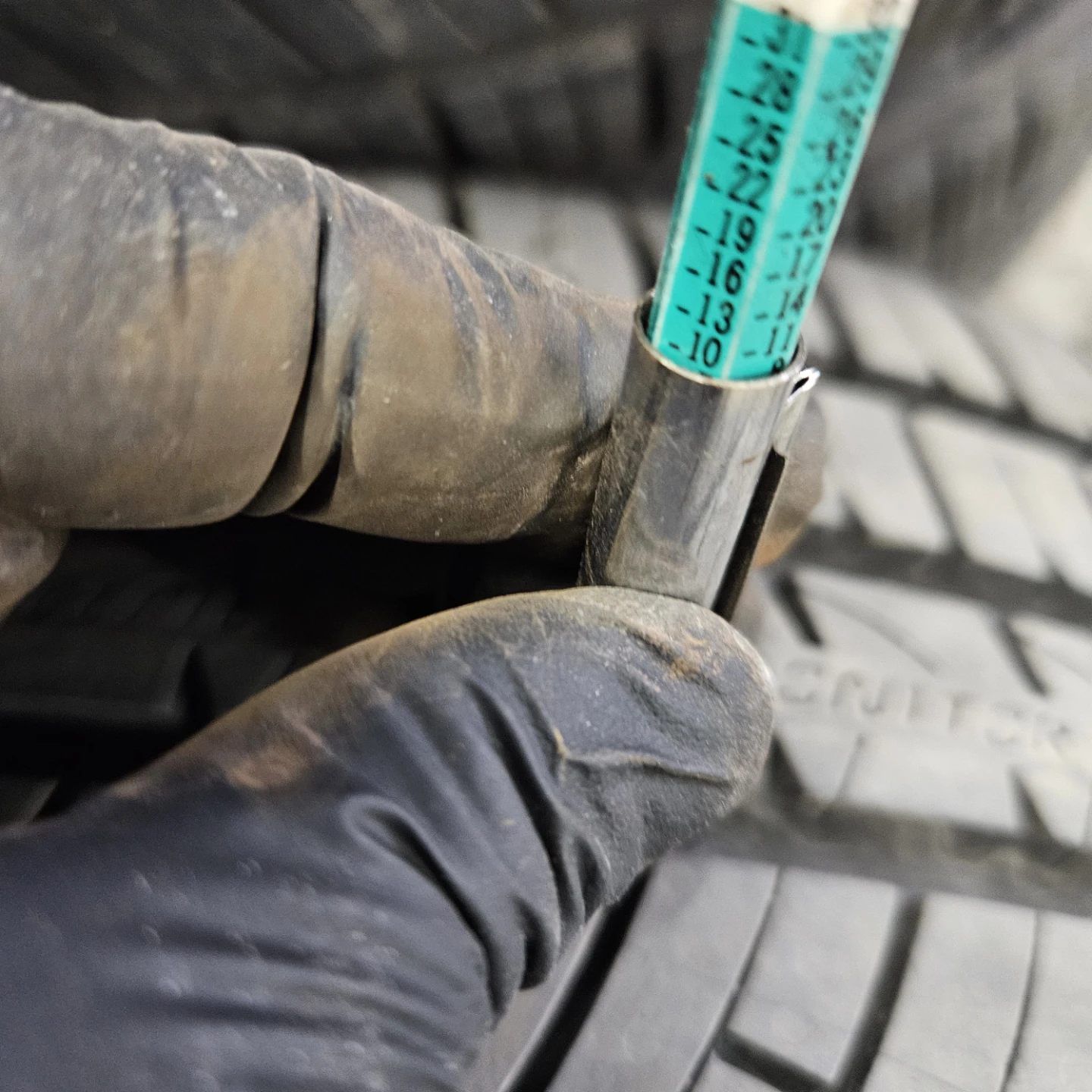 General 225/50 ZR17 94W Tires (Set of 4)