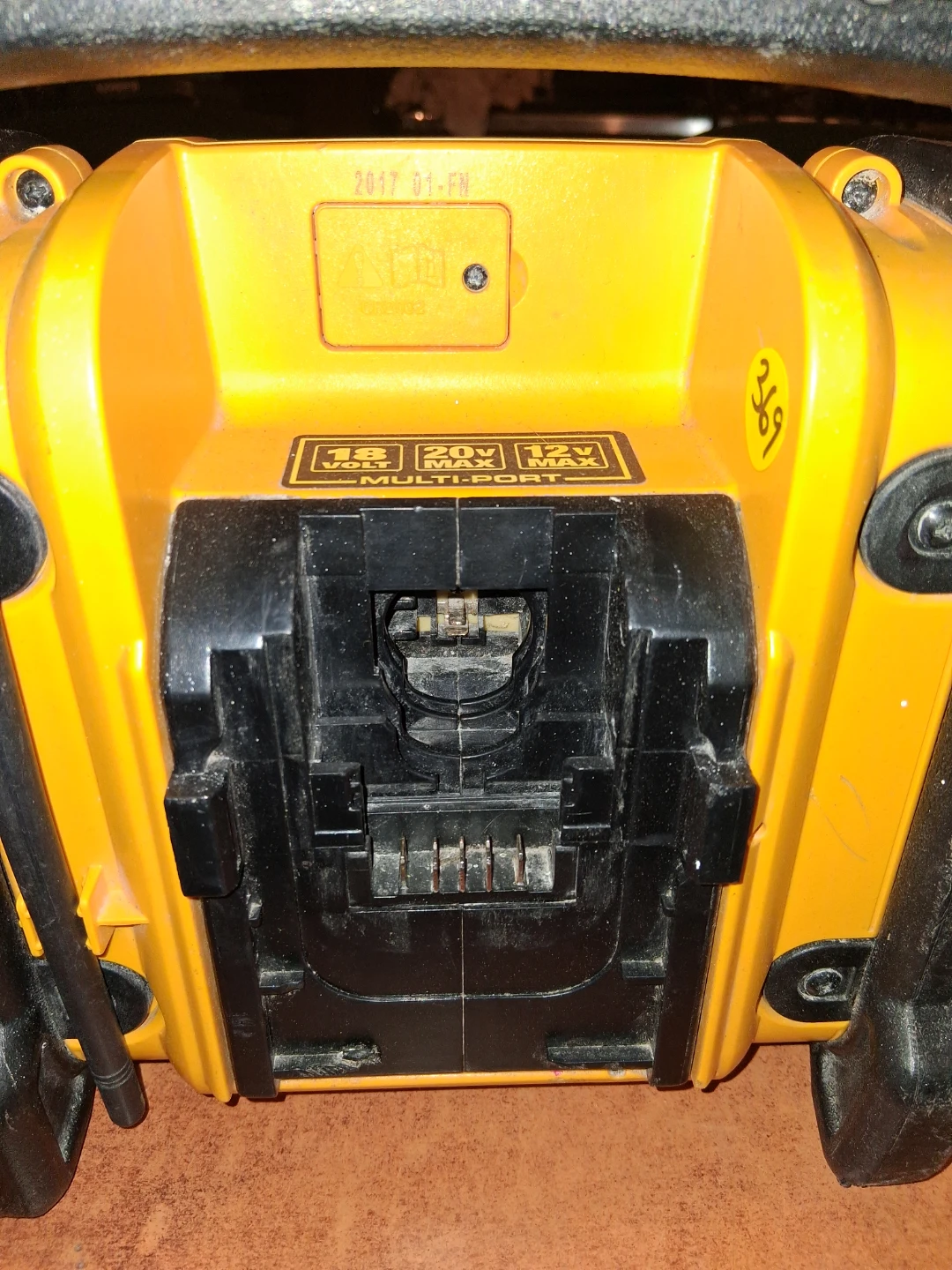 DEWALT 18V/20V/12V MAX Multi-Port Radio - photo 2