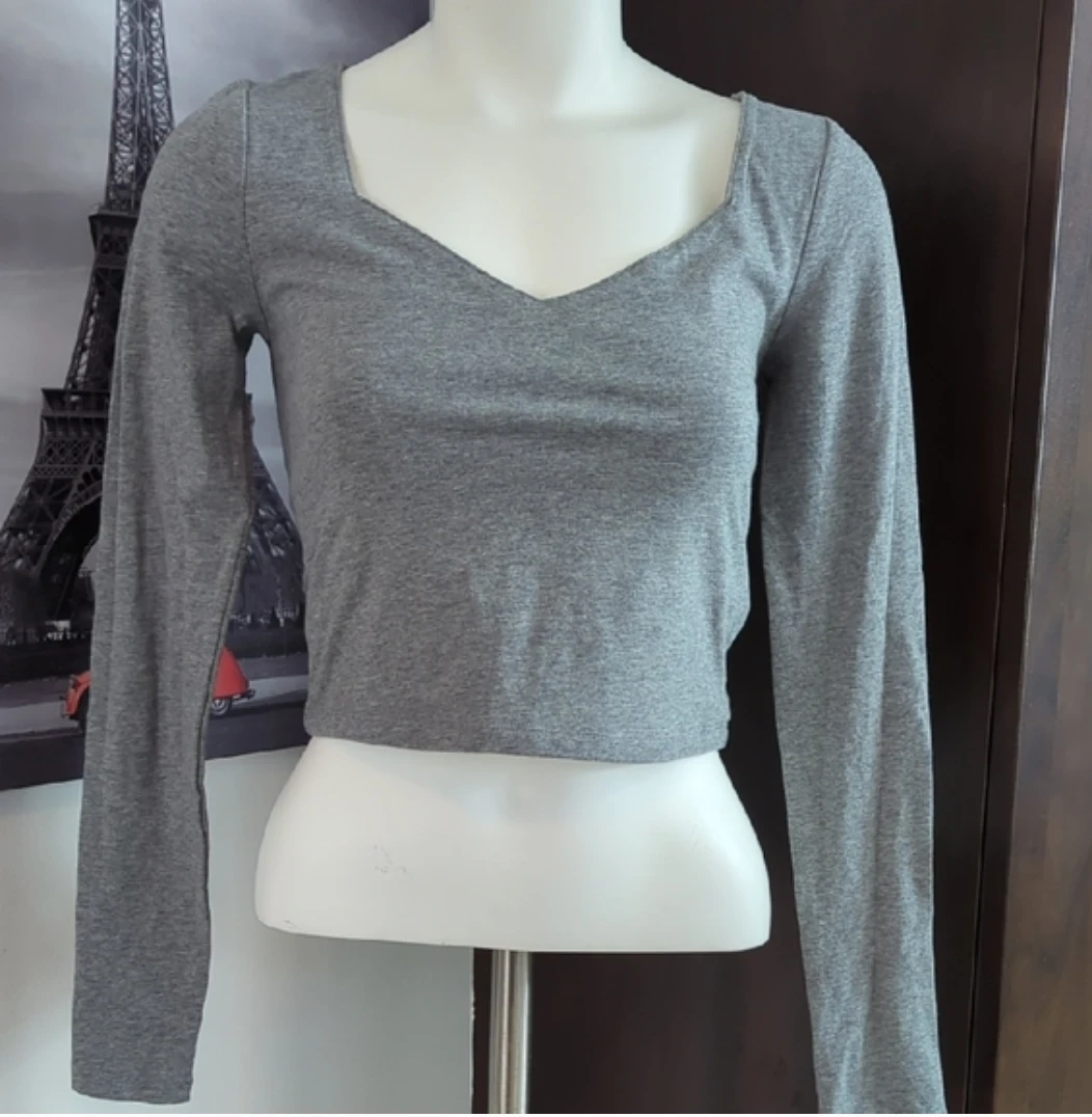 Forever 21 Grey Long Sleeve Cropped Top Size M