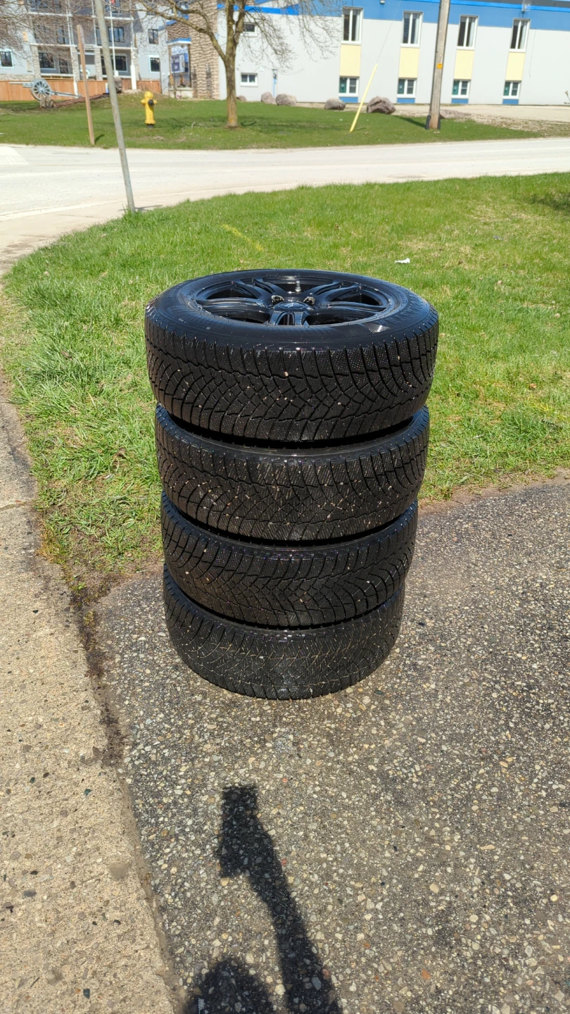 Motomaster Winter Tires and rims 215/60R16