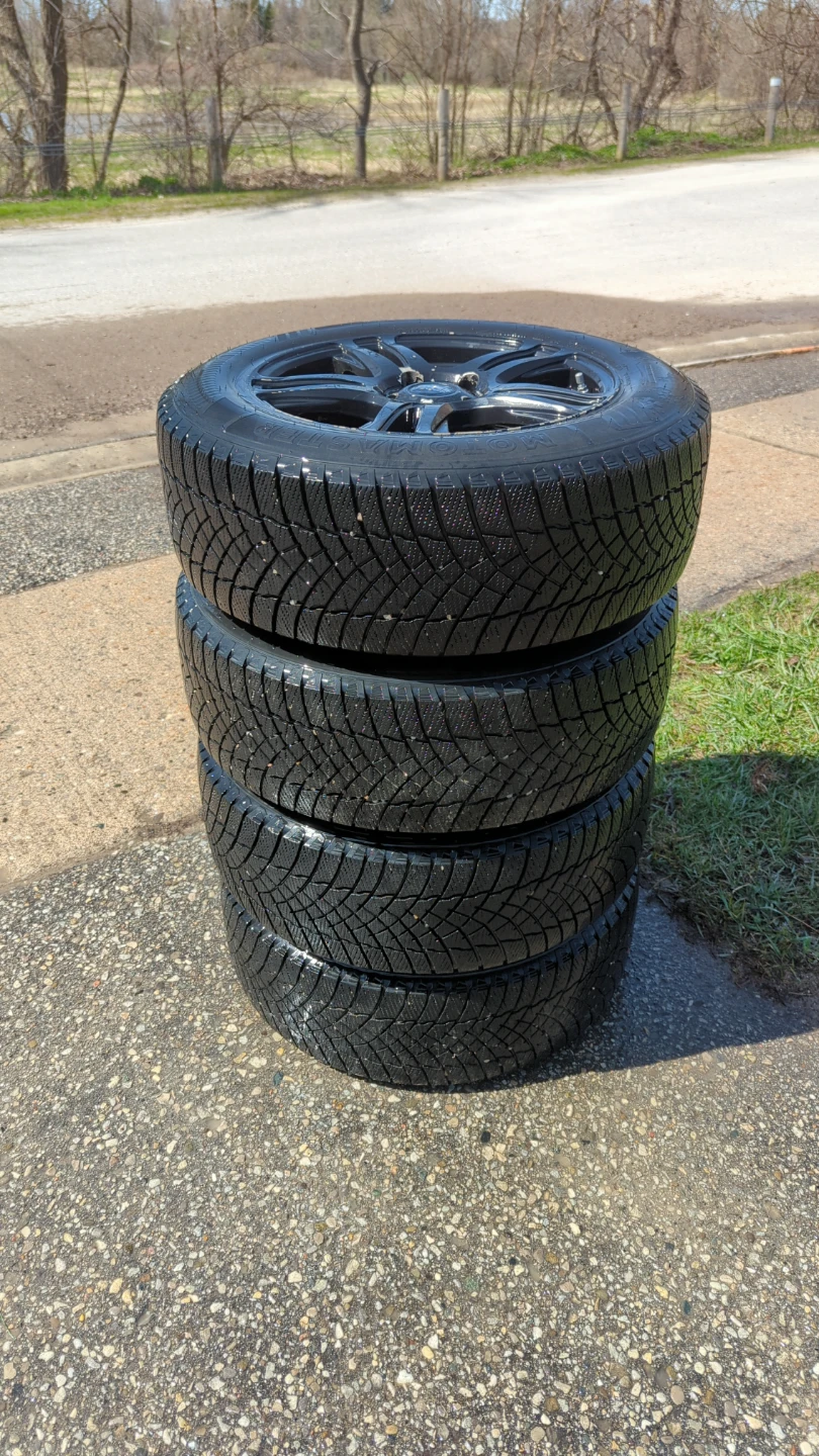 Motomaster Winter Tires and rims 215/60R16 - photo 4