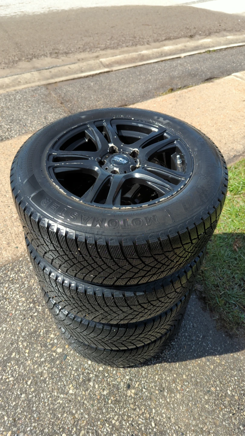 Motomaster Winter Tires and rims 215/60R16 - photo 5