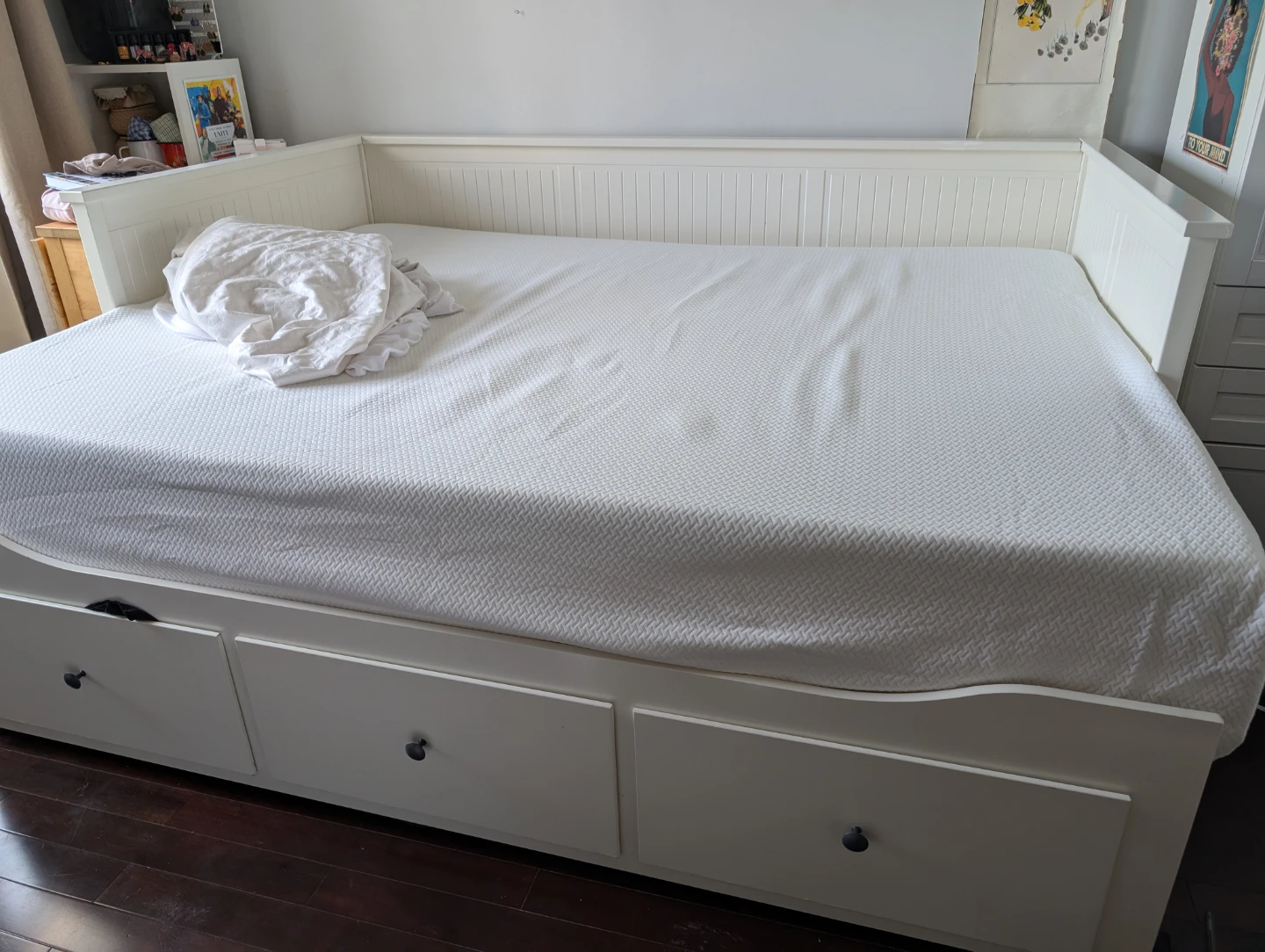 Queen Mattress, Boxspring and mattress protector