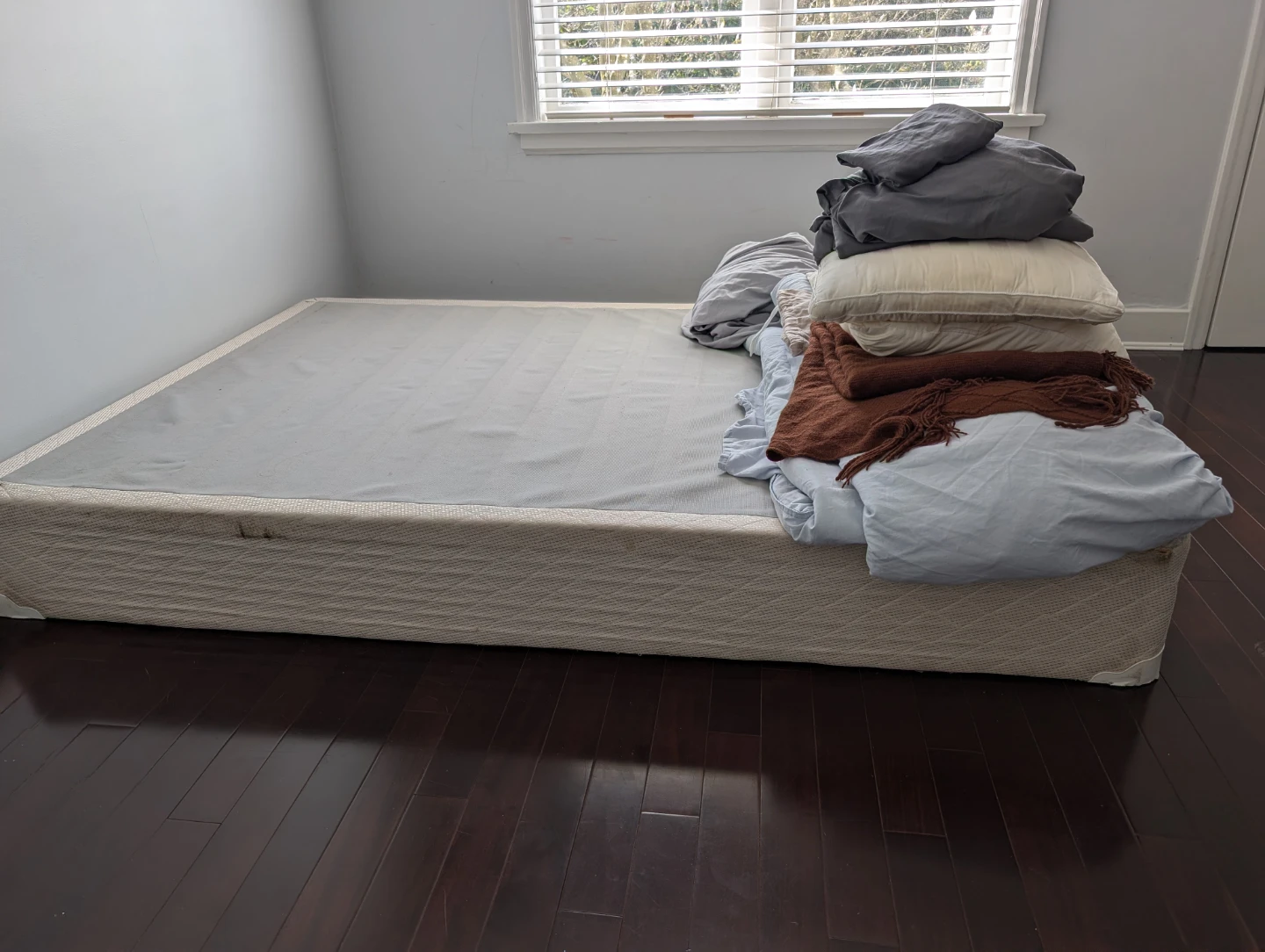 Queen Mattress, Boxspring and mattress protector - photo 2