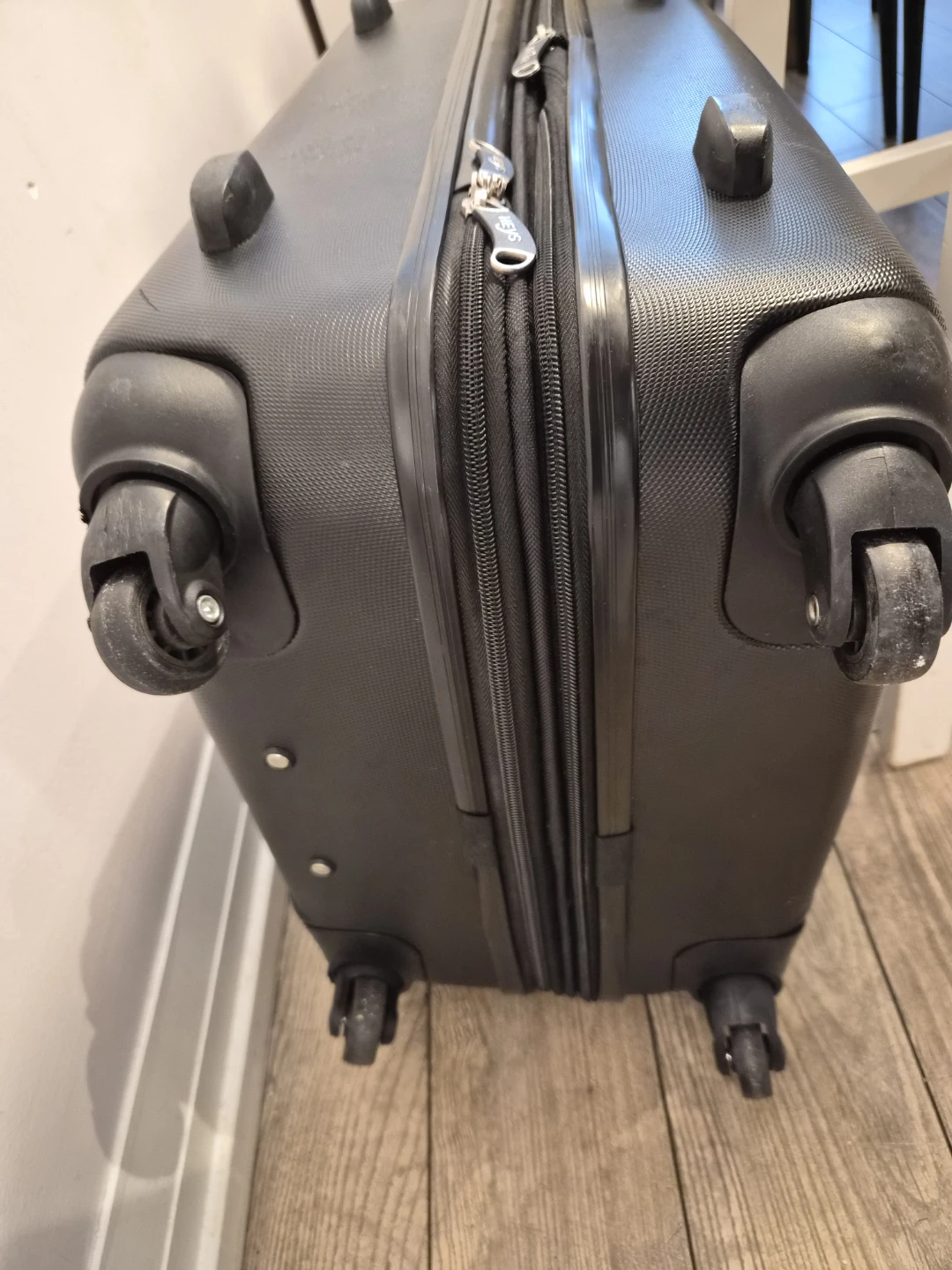 🥕HEYS Black Hardside Spinner Medium Luggage - photo 4