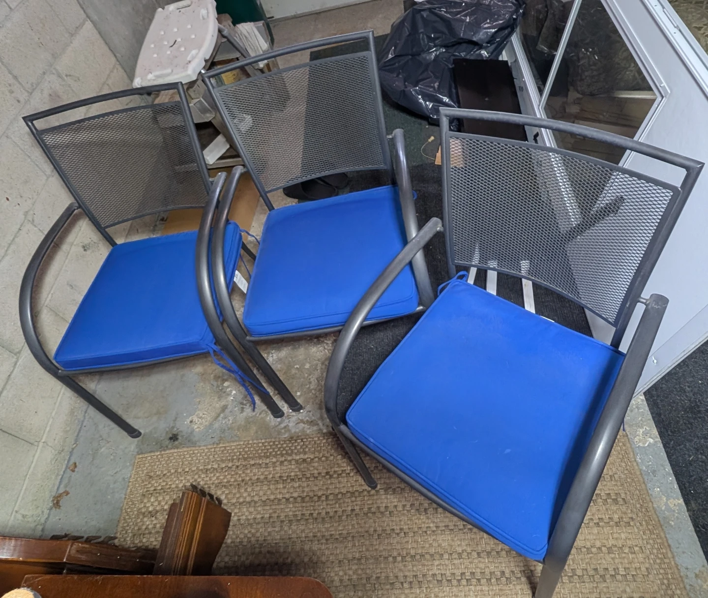 Outdoor Chairs & Side Tables