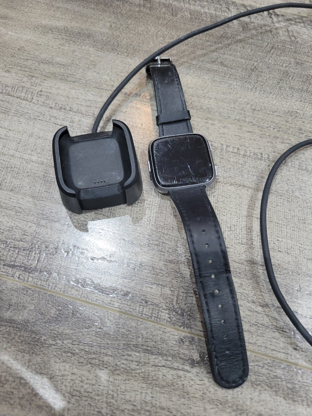 Fitbit Versa Smartwatch with Charger - photo 4