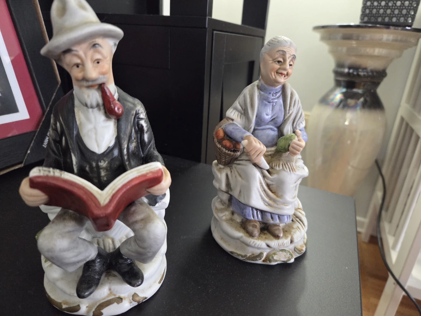 Ceramic Figurines - Elderly Couple Reading and Knitting - photo 2