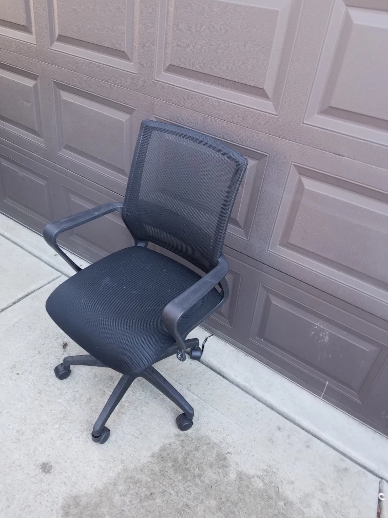 Black Mesh Office Chair with Wheels - photo 2