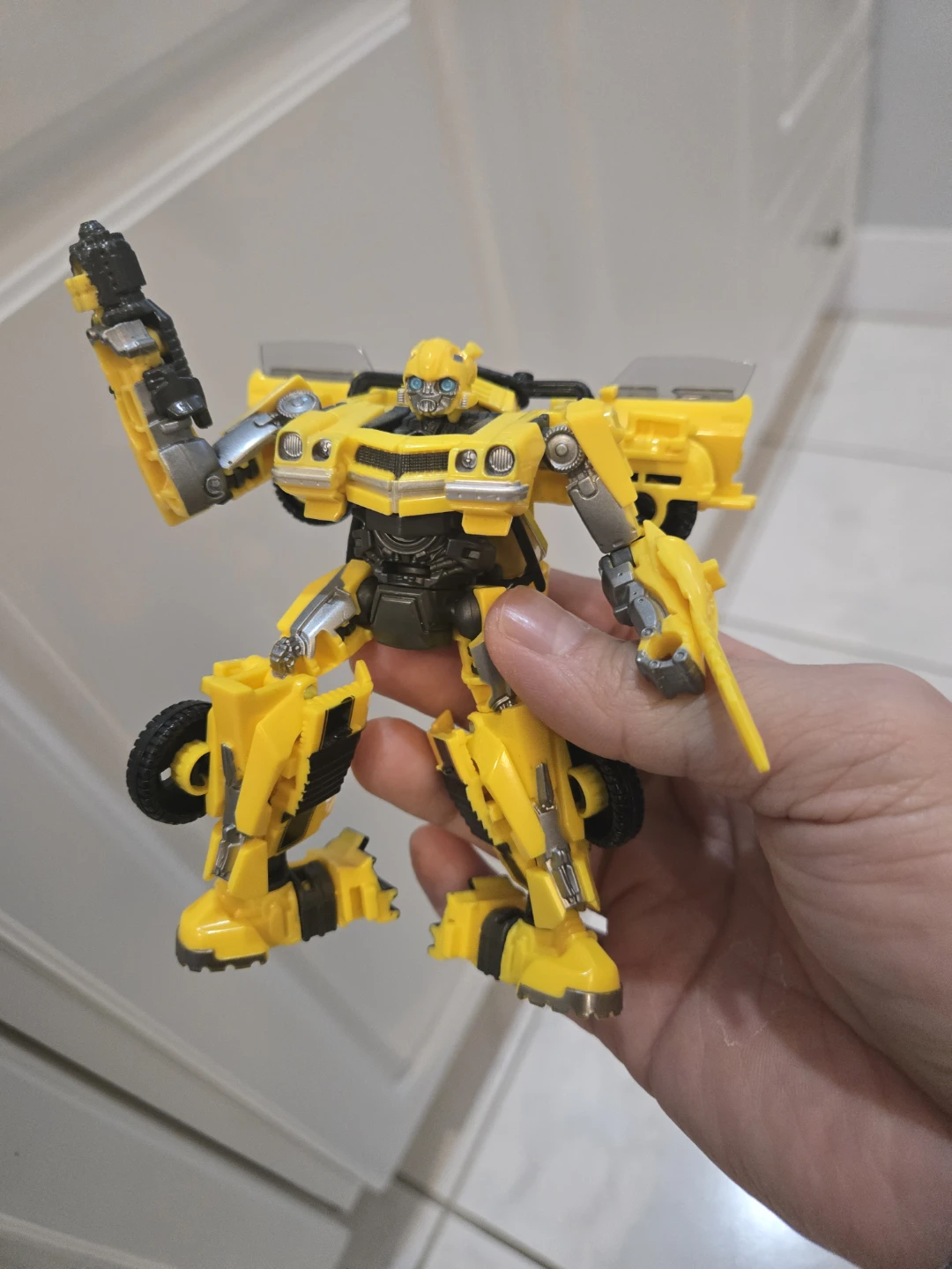 Transformers studio series bumblebee delux class