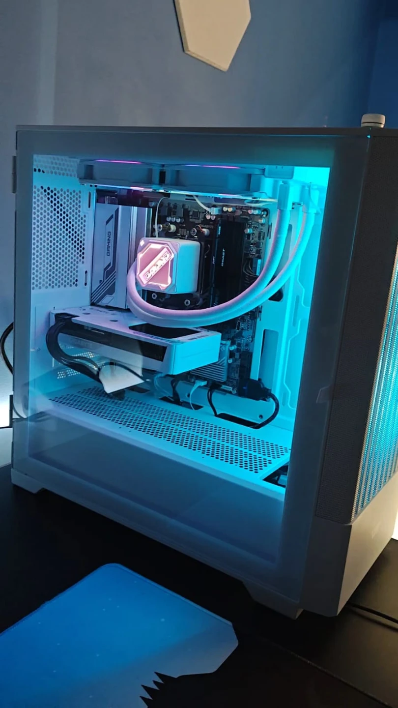 Custom Ice White Gigabyte Gaming PC RTX5060
