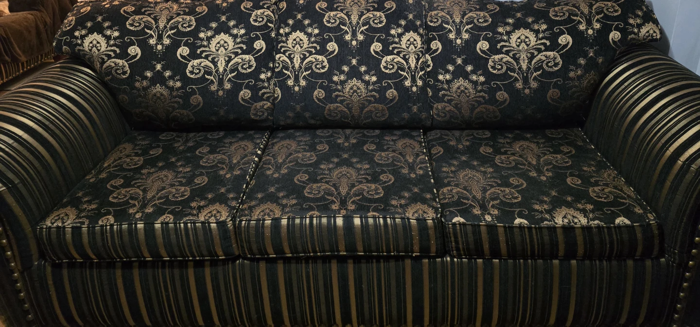 Black and Gold Damask Sofa - photo 3
