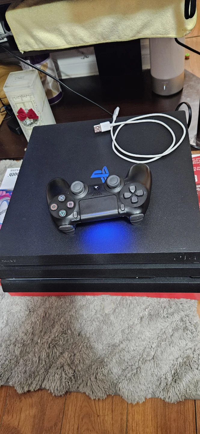 PS4 Pro 1TB - Model CUH-7215B