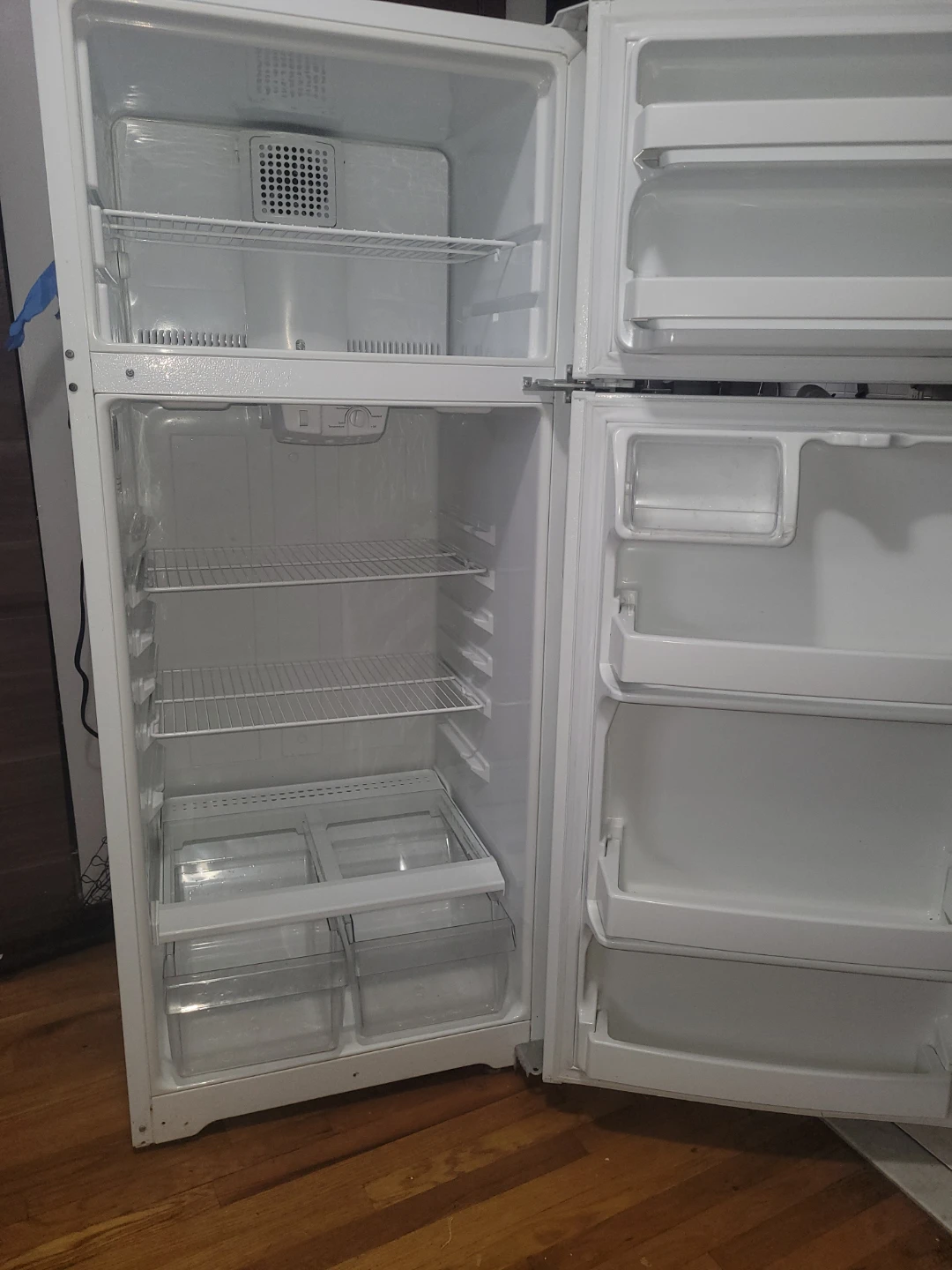 White Hotpoint Refrigerator - photo 2