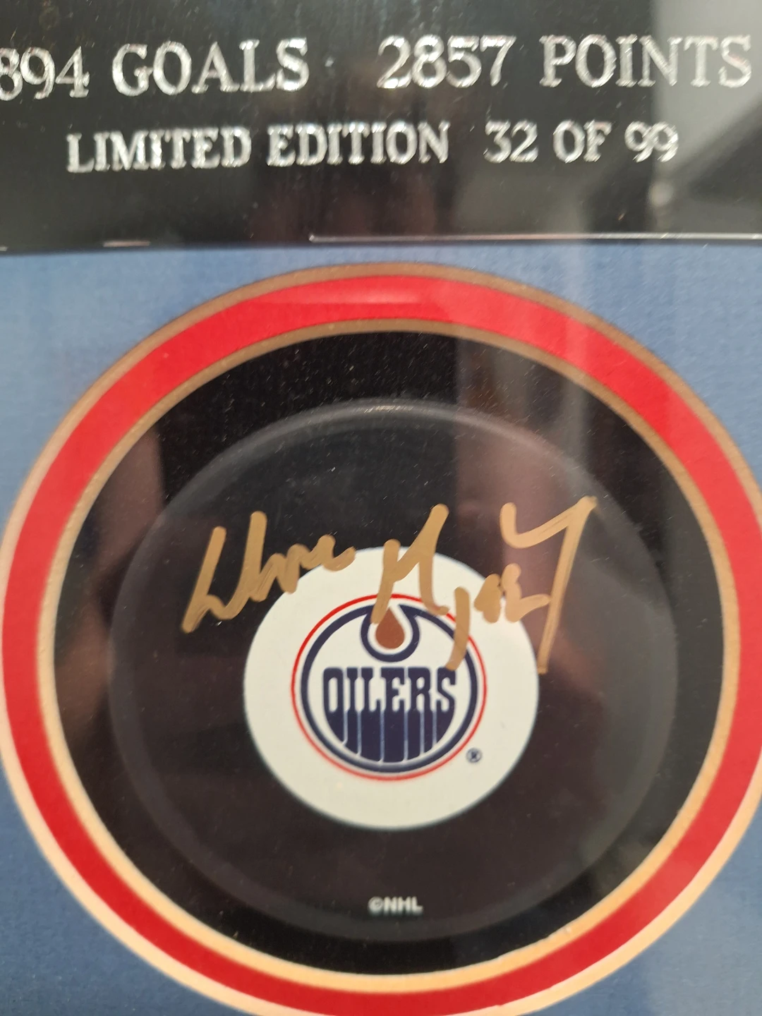 Framed Wayne Gretzky Hockey Memorabilia - Limited Edition 32/99 - photo 2