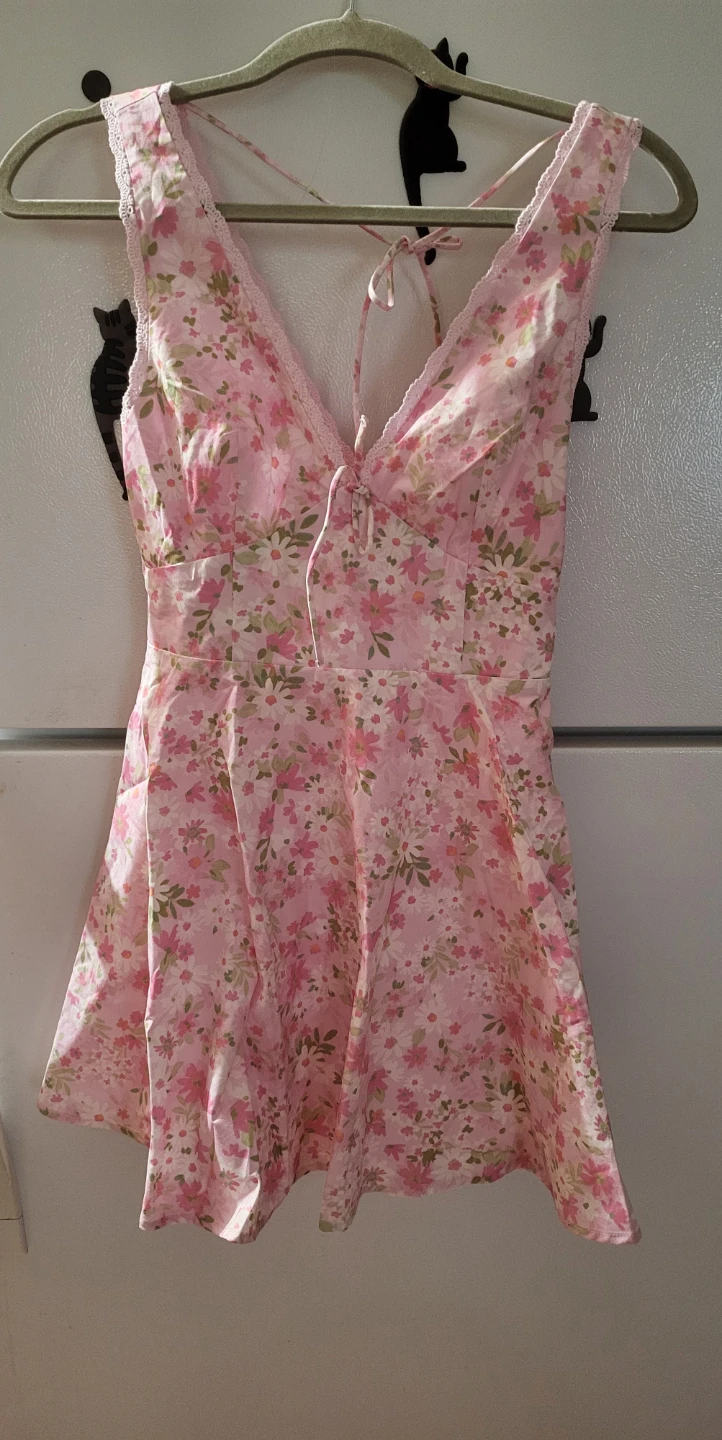 Size xs. Fits like 00. Floral dress. New with tags