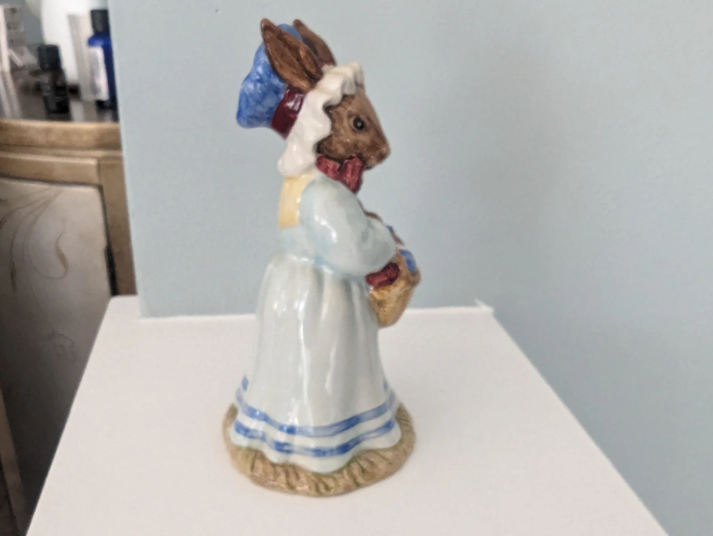 Royal Doulton Mrs. Bunnykins At The Easter Parade Figurine 1982 - photo 2