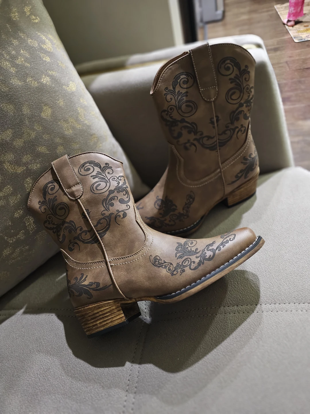 Cowboy women boots (size 8)