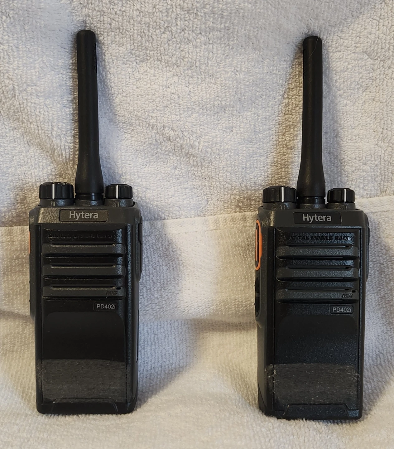 Hytera PD402i Walkie Talkie with charger 2 Qty - Pre-owned - photo 3
