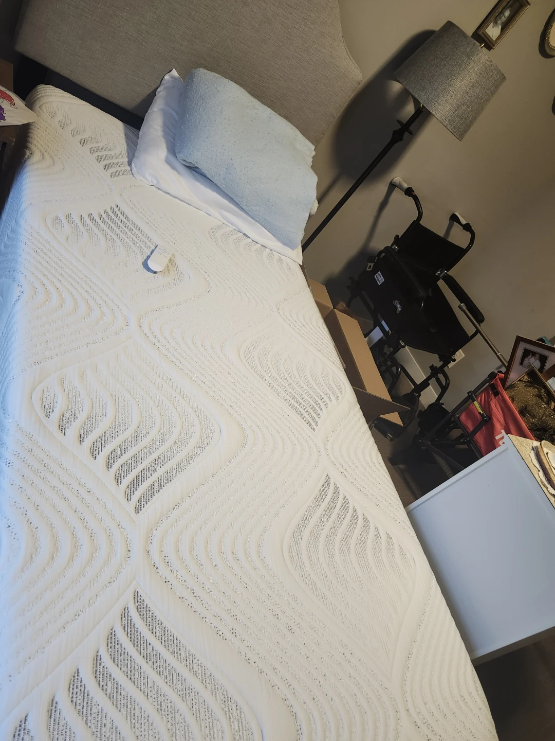 Cool Comfort Mattress with bed frame. - photo 3