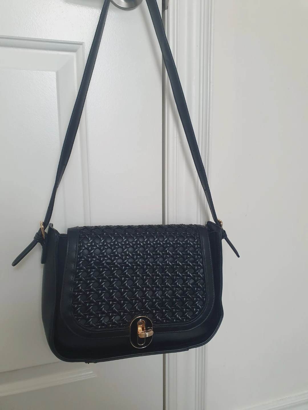 Black crossbody bag with woven detail - photo 3