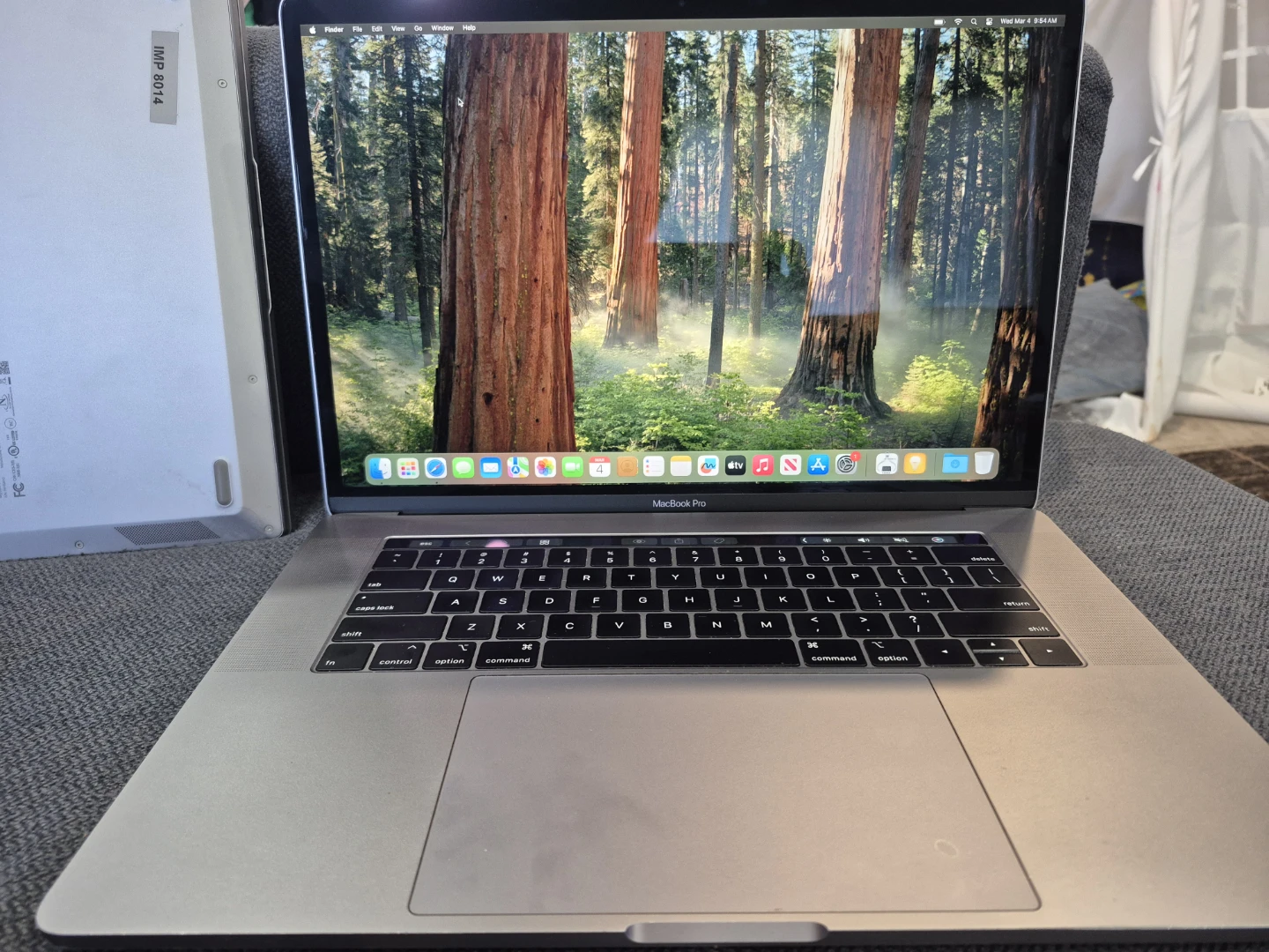 Apple MacBook Pro 15", 2019 i7 16gbram 256gb with touchbar