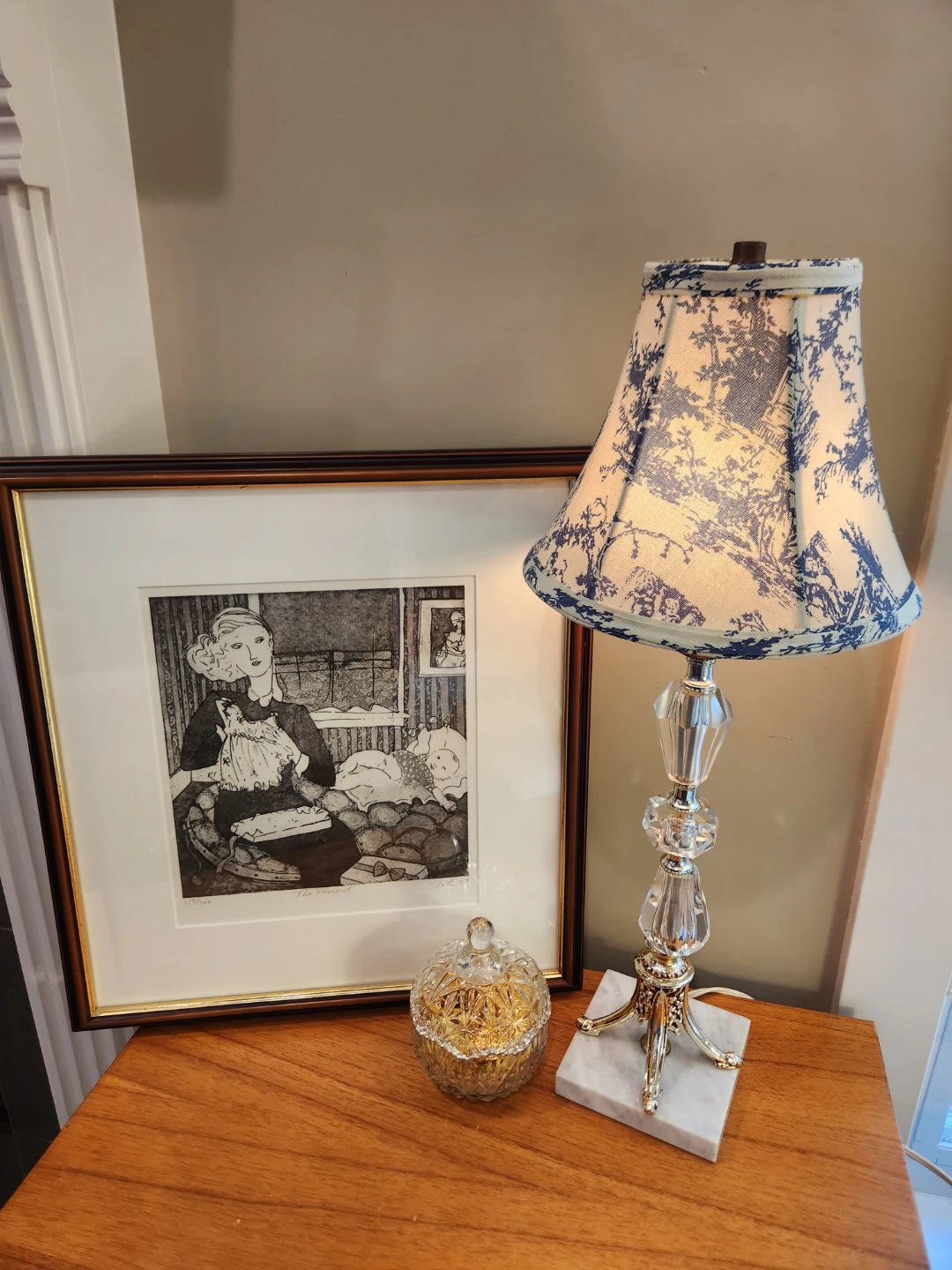 DELIGHTFUL 1950's lamp with CLASSIC TOLE patterned shade! - photo 3