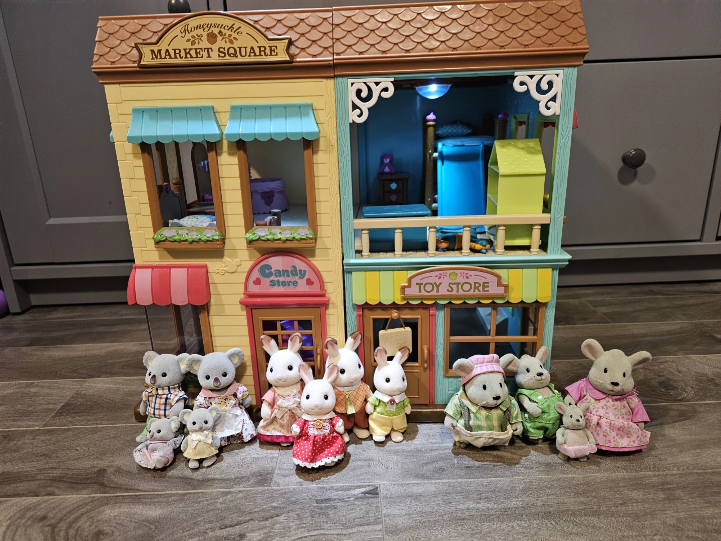 Calico Critters Honeysuckle Market & Toy Store Playset - photo 2