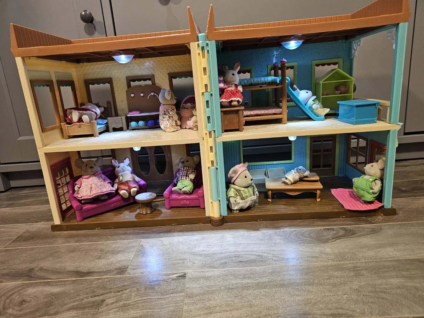 Calico Critters Honeysuckle Market & Toy Store Playset - photo 3