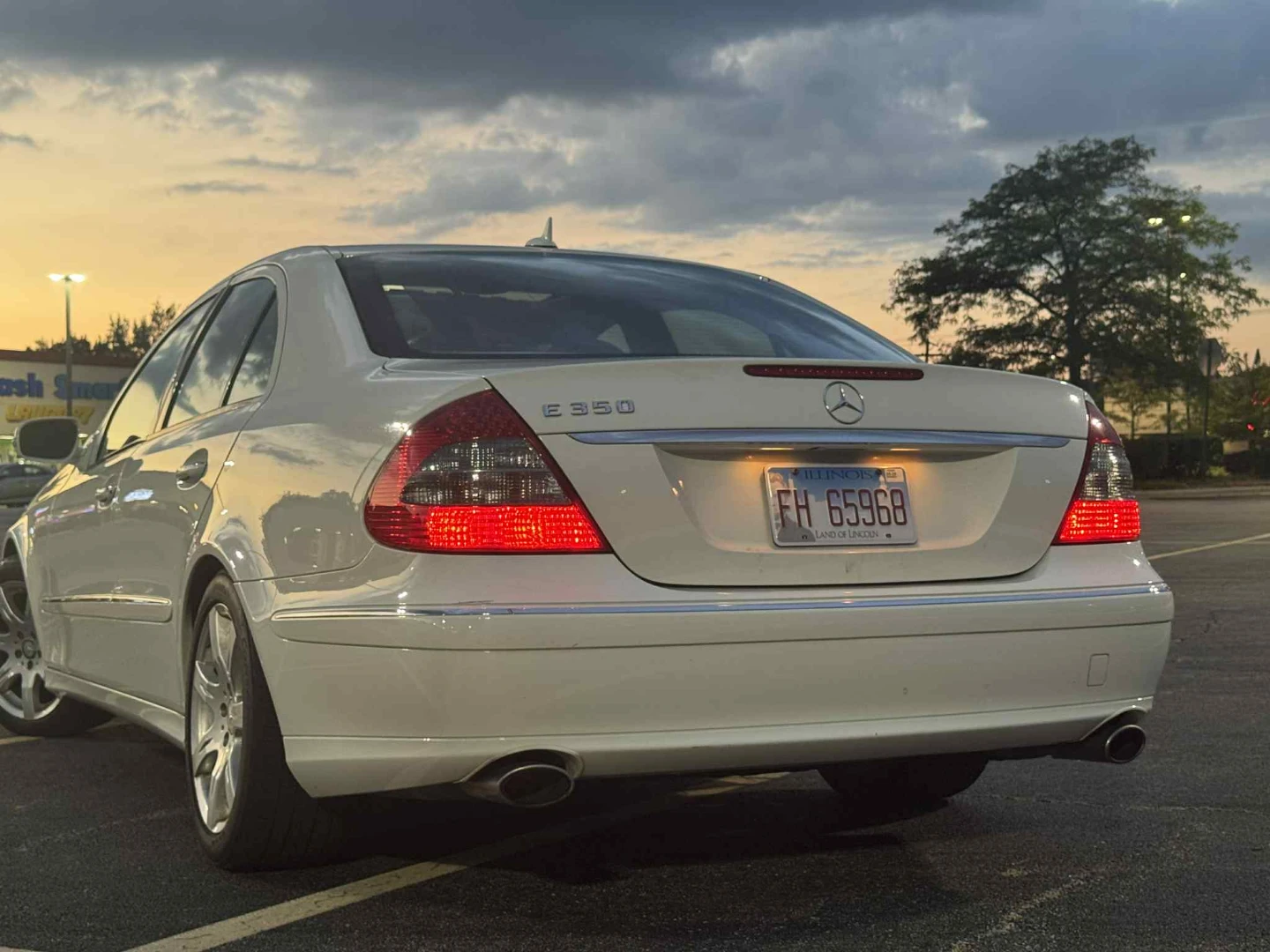 White Mercedes-Benz E350 - photo 2