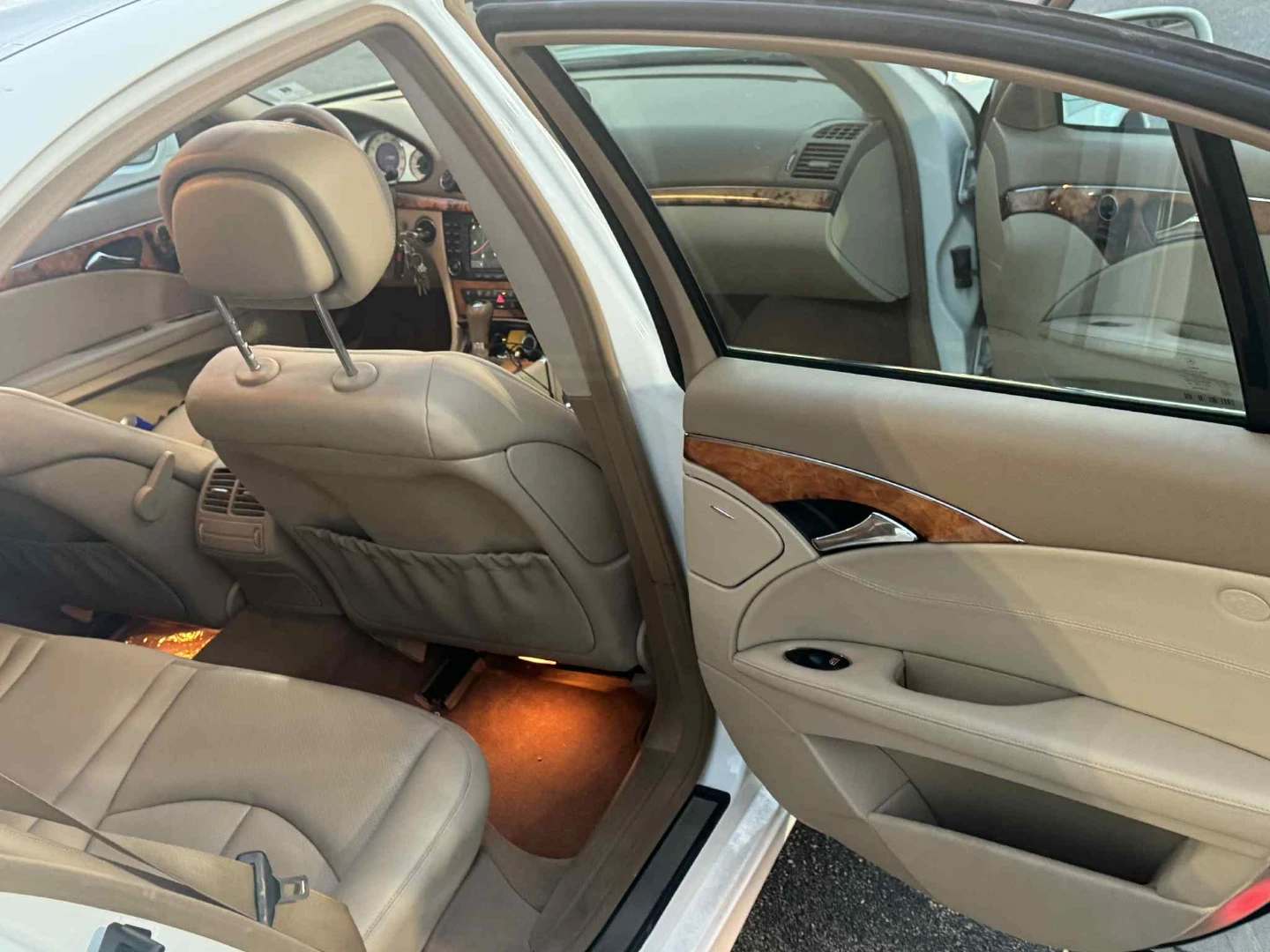 White Mercedes-Benz E350 - photo 5